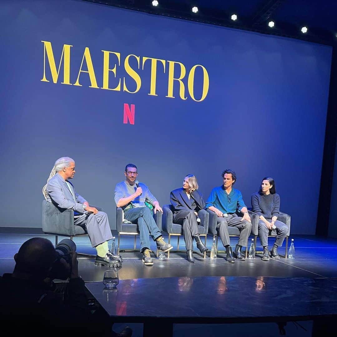 ニア・ヴァルダロスさんのインスタグラム写真 - (ニア・ヴァルダロスInstagram)「Bradley Cooper’s MAESTRO is a gorgeous stunning visually spectacular audio celebration of Leonard Bernstein’s music exploring his life and family including secrets. #bradleycooper and @jsinger10 wrote the script and Bradley directs himself and this cast including @sarahkatesilverman @mattbomer @carey.mulligan to soar to new career heights. It’s so real, I felt like I was watching a documentary of these people. This is art. #Art #MAESTRO #bradleycooper #mustsee #love #music 🎶 🏆 @bradleycooperroffical」11月19日 1時03分 - niavardalos