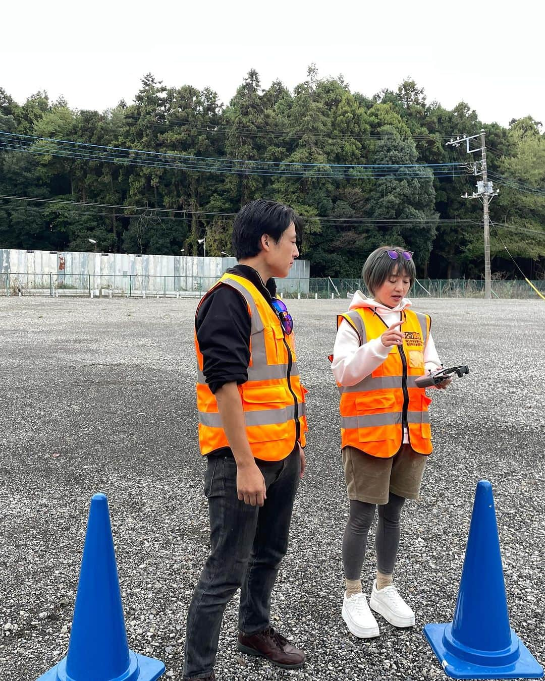 橋本志穂さんのインスタグラム写真 - (橋本志穂Instagram)「ドローンの試験でした。 筆記と実技 前回の講習は残暑の厳しい時期でしたが 今日はこの冬一番の寒さ〜な感じ。 箏の発表会があったり ゴルフびっしり入ってたり、、、 ドローンの勉強する時間がない💦と不安な日々でしたが〜 2人揃って無事「合格」 いたしました〜❣️  夫の方が筆記試験の点数良かったの。 チッ、負けたかー。 夜間の飛行訓練もしました。 目視での操縦しかしては行けない夜間飛行。 ドローンの灯りを頼りに操作しますが、 乱視入ってる私には チョイと厳しい〜💦  経験を積んで慣れないと、なかなか上手に飛ばせない。 せっかく免許とれたから、 おもちゃのドローンでも買って、室内で練習するかなぁ。。  あー、また趣味増やしてしまった😅  2年後には完全に国家資格が必要になりさうだし、 早いところ、民間の資格から国家資格へ、 ステップアップしようかなぁ。  日没前の目視外飛行で見た空が美しかったこと❣️ こんな景色が撮影でかるんだもんねー。 頑張るかぁ。  国土交通省から認可を受けた JDOは、優れた技術と知識を持ったインストラクターがたくさ？いて、全国展開しているので 私たちも練馬校と柏校にお世話になりました。  #ドローン #資格 #試験  #jdo」11月19日 0時57分 - shihohashimoto3