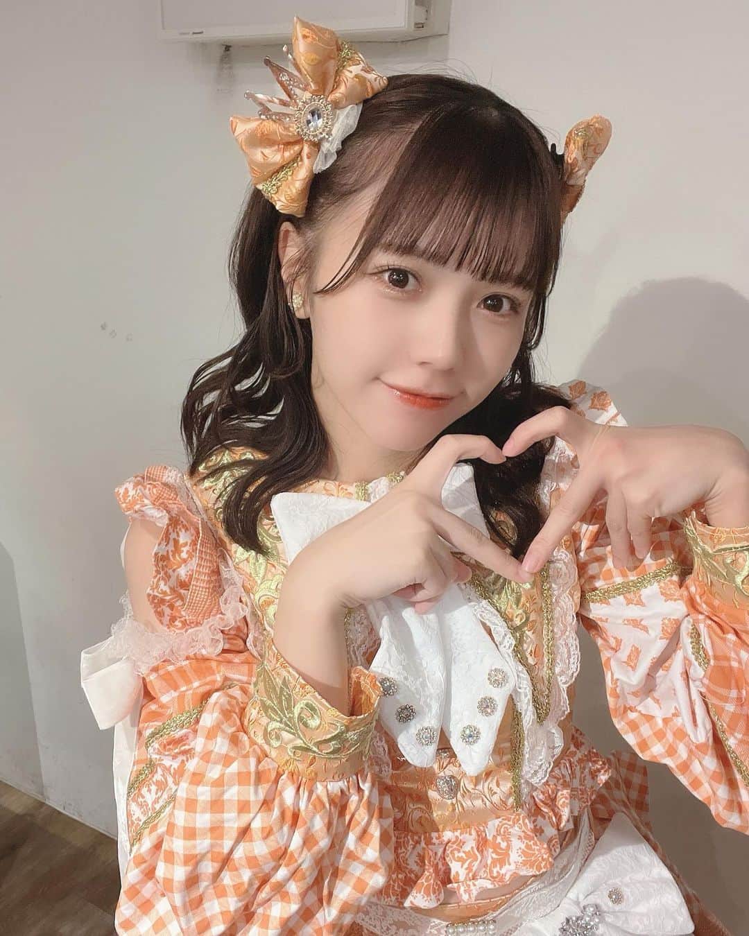 日南遥のインスタグラム：「⁡👑  ⁡ こんばんは〜 ⁡ 無事に愛知に帰ってきましたよ〜🏠 ⁡ 東京より寒くてびっくりしてます… でも冬っぽい空気が案外すきです⛄️ ⁡ ⁡ 今日は生誕衣装特典会でした！ 会いに来てくれた皆さん ありがとうございました🍊🪽 ⁡ 18日はライブ予定はないとのことだったので 運営さんにお願いして開催させていただきました🙆‍♀️ ⁡ 今年は名古屋で生誕祭をやらせてもらったので 生誕衣装特典会は東京にて🗼 ⁡ たくさん褒めてもらえて、写真撮ってもらえて 楽しくお話できてにこにこな土曜日でしたー！ ⁡ ⁡ ⁡ こんなに可愛くて素敵な自分だけの衣装を着れて やっぱり幸せだな〜〜って思ったのと同時に もう着る予定がないの寂しい🥲 ⁡ ⁡ あしたは❕ ⁡ 『Gran☆ Ciel主催公演 Ciel×Ring』 📍ell.FITSALL 13:00開場/13:30開演 ⁡ Gran☆ Cielさん主催2マンライブ！ 11月の名古屋はこのライブがラストになります🥲 日曜日お待ちしてます！ ⁡ ⁡ 土曜日おつかれさまでした🍵 またあしたー！」