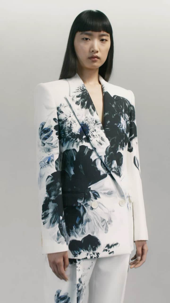 アレキサンダー・マックイーンのインスタグラム：「A double-breasted tailored jacket and cigarette trousers in black and white chiaroscuro flower print.   Discover new womenswear via the link in bio.  Video by @EbbaHult⁣⁣ Music Director - John Gosling ⁣ Track - Umbra by Sam Bower」