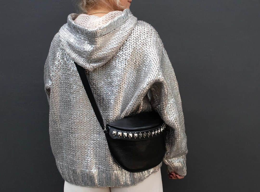 キャリーンコルデロのインスタグラム：「Here's why the Jem Pancho Crossbody Bag is destined to be your new obsession!   Can be worn in many ways, such as a crossbody, a shoulder sling, or add holes to be a belt bag.  ##silveroutfit #silvertrend #designerbags #handbaglover #baggoals #winterinspo #holidaysoutfit #timelesselegance #holidaycheer #festiveseason #crossbody #crossbodybag #leatherbag #fashion #fashion2023」