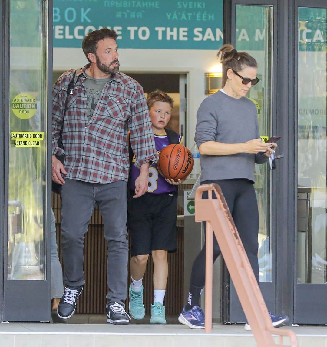 Despierta Americaのインスタグラム：「#BenAffleck y #JenniferGarner apoyan a su hijo #Sam en su partido de basket. 👏🏻🔝  📸: Grosby Group」