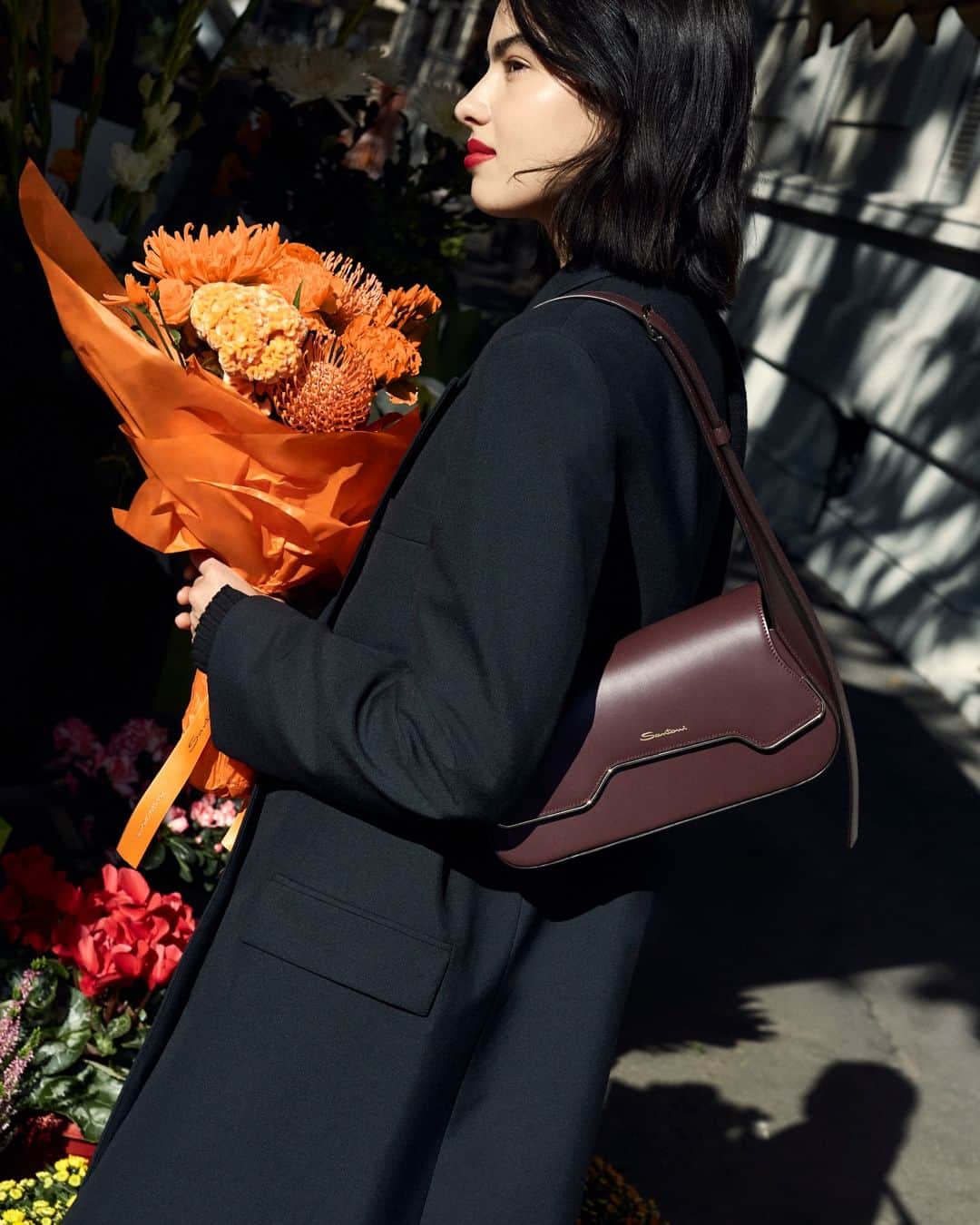 サントーニのインスタグラム：「Unbox #Santoni this season. From picking up a colorful bouquet of flowers to meeting up with friends, the holidays are all about the magic of the everyday.   #ThePlutoBag #SantoniMagicalHoliday」