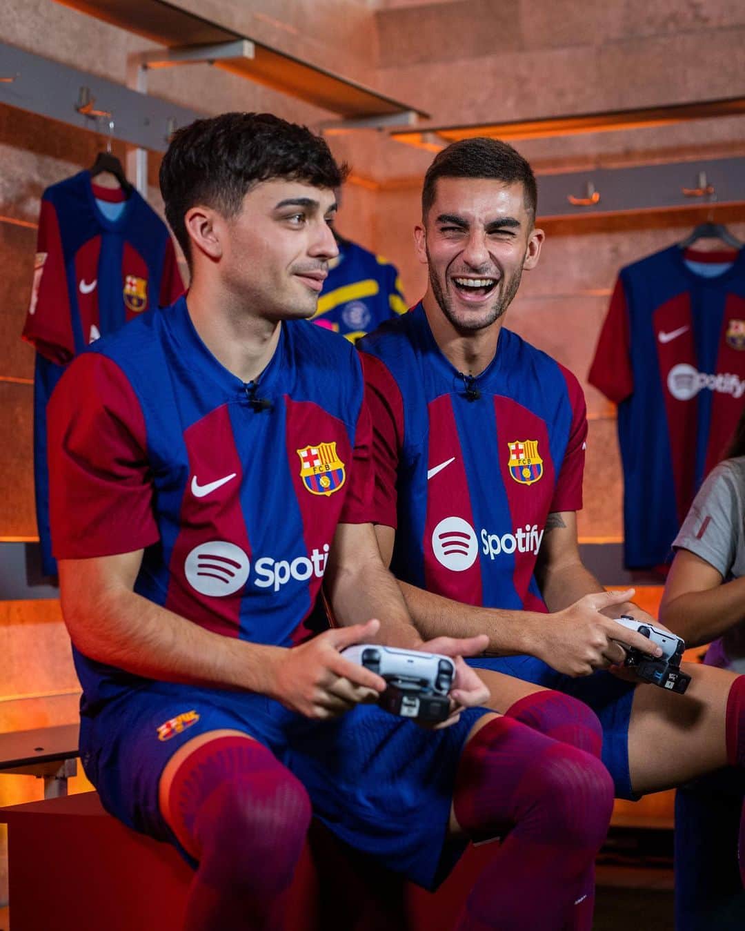 FCバルセロナさんのインスタグラム写真 - (FCバルセロナInstagram)「🎮 When you play @efootball with your friends! 🤣  Tag your Efootball friends ⬇️」11月19日 1時02分 - fcbarcelona