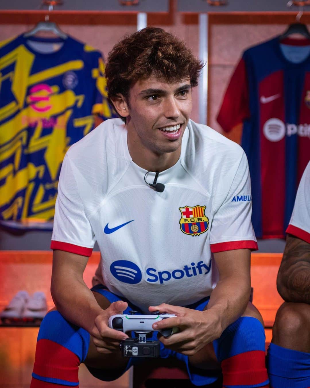 FCバルセロナさんのインスタグラム写真 - (FCバルセロナInstagram)「🎮 When you play @efootball with your friends! 🤣  Tag your Efootball friends ⬇️」11月19日 1時02分 - fcbarcelona