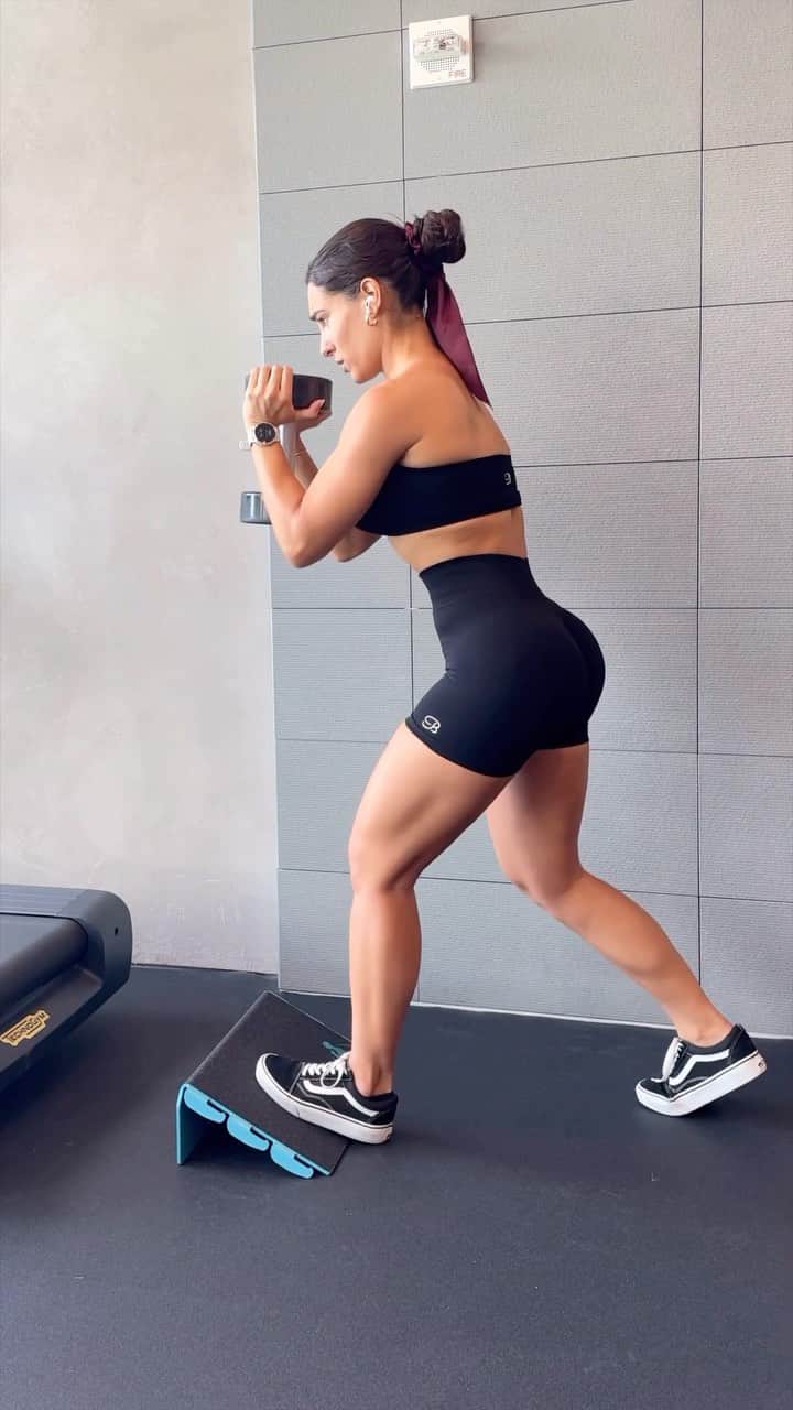 Squatsのインスタグラム：「Lower Body Routine 🍑 @dreathomas   1. Heels pulse goblet squat 2. Elevated split squat 3. Alternating low reverse lunges  4. Forward sumo squat 5. Elevated RDL’s 6. Jump squats  4 sets 15 reps  #squats #fitnessreels」