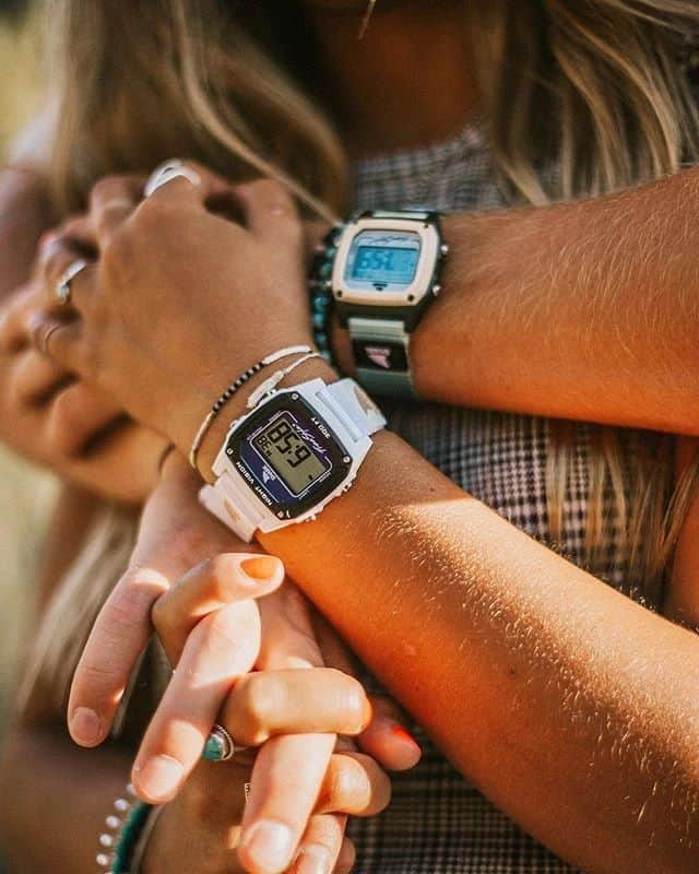 フリースタイルのインスタグラム：「The ultimate accessory to match your bestie with 🌊💙   🦈: #sharkwatch White Dolphin & Green Tea 📷: @delaineysheaphoto x @anabelle.jeann x @jakob_kahler _ #myfreestylewatch #watchpics #watchgram #watchlove #accessoriesoftheday #styleinspo #surfvibes #beachlifestyle #friendshipgoals」