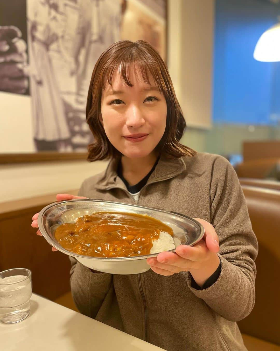 HBC北海道放送アナウンス部さんのインスタグラム写真 - (HBC北海道放送アナウンス部Instagram)「堀内美里( @hbc_misato_horiuchi )です！  みなさま「トカプチ」ってわかりますか？ 十勝川を表すアイヌ語です。  あした19日(日)午前6:30〜 「トカプチの森は輝く」が放送されます！  十勝平野のほぼ中央にある音更町。美しい田園の中にある不思議な形の森。  この森が生まれた訳と 森を守り続ける人々の想いに 私、堀内美里が迫りました！  お仕事で自然に触れられて、 とっても幸せでした〜(幸せ)  ぜひ、早起きをして ご覧ください♡  #音更町 #十勝平野  #取材とは関係なく #十勝の美味しいもの沢山食べました  #十勝グルメ #豚丼 #とん田 #インデアンカレー #鳥せい  #平和園 #はいっぱいで 入れませんでした...」11月19日 1時06分 - hbc_announcer