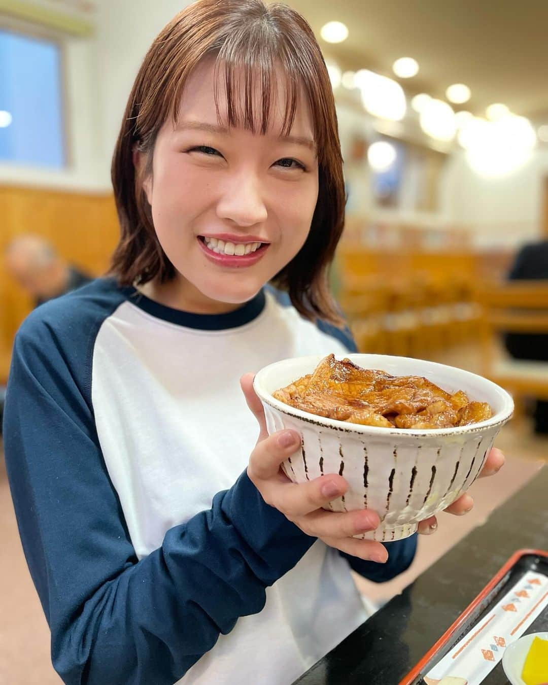 HBC北海道放送アナウンス部さんのインスタグラム写真 - (HBC北海道放送アナウンス部Instagram)「堀内美里( @hbc_misato_horiuchi )です！  みなさま「トカプチ」ってわかりますか？ 十勝川を表すアイヌ語です。  あした19日(日)午前6:30〜 「トカプチの森は輝く」が放送されます！  十勝平野のほぼ中央にある音更町。美しい田園の中にある不思議な形の森。  この森が生まれた訳と 森を守り続ける人々の想いに 私、堀内美里が迫りました！  お仕事で自然に触れられて、 とっても幸せでした〜(幸せ)  ぜひ、早起きをして ご覧ください♡  #音更町 #十勝平野  #取材とは関係なく #十勝の美味しいもの沢山食べました  #十勝グルメ #豚丼 #とん田 #インデアンカレー #鳥せい  #平和園 #はいっぱいで 入れませんでした...」11月19日 1時06分 - hbc_announcer