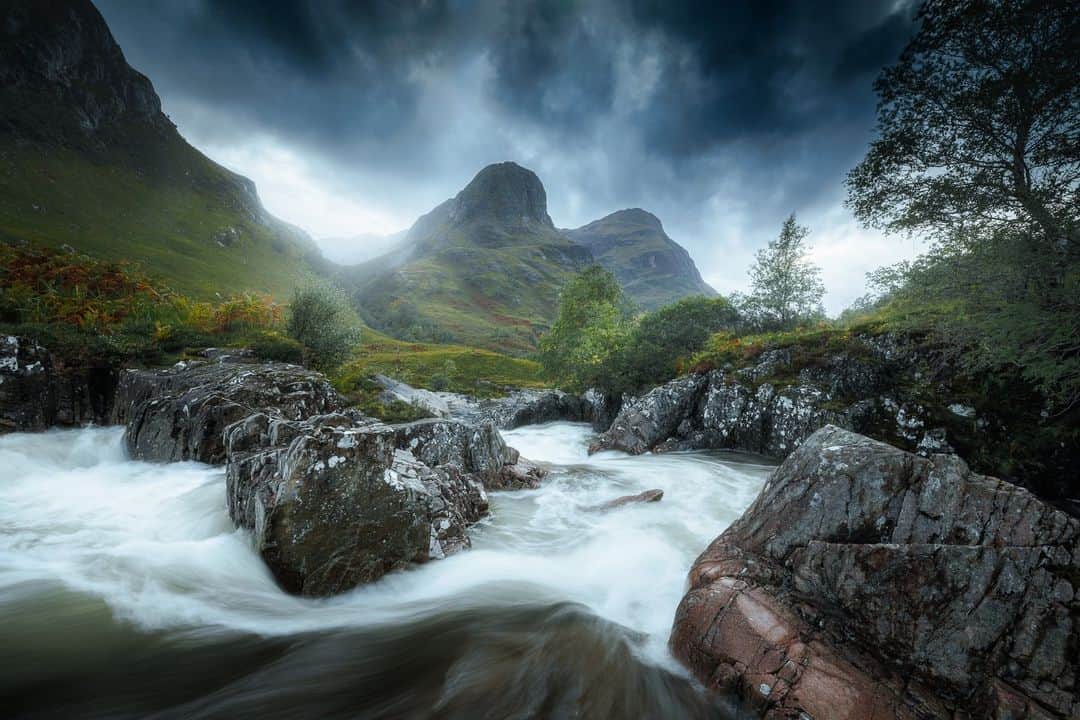 Canon UKのインスタグラム：「The Scottish highlands never looked so good! 🏴󠁧󠁢󠁳󠁣󠁴🏔️  @jacklodgephotography captured this breath-taking shot at The Three Sisters of Glencoe after spending hours in the pouring rain ☔  Have you got any photography travels coming up? Let us know in the comments below!  Camera: EOS R5 Lens: RF 15-35mm F2.8L IS USM Shutter Speed: 1/4, Aperture: f/11, ISO 100」