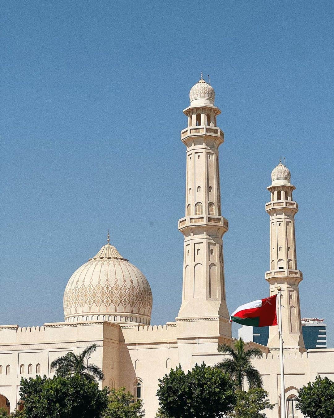 Remiさんのインスタグラム写真 - (RemiInstagram)「exotic Sultan Qaboos Mosque, Oman🕌 今回のスエズ・アフリカクルーズ唯一の中東上陸となったオマーン🇴🇲(ドバイのあるUAEのお隣の国) 古都サラーラでモスクを訪問。 暑さにやられて滞在時間は短めだったけど、美しいモスクとエキゾチックなアラブ世界を体感🕌 ちなみに1枚目で手にしているのはモヒート😎🍸(ノンアル)  そして今日クルーズから朗報が✨ 今回の中東情勢の影響で寄港地がいくつかキャンセルになったことを考慮して、今回のクルーズ料金の一部が次回のクルーズの料金に割り当てられることに！ 来年はドバイからMSC中東クルーズかな🛳 楽しみが増えました🤭  ------------ 📍#Salalah, #Oman🇴🇲  ⚓️ @msccruisesofficial  🛳  #mscsplendida  👨‍👩‍👧‍👦 @hh.channel2023  🗓 2023.10.28-11.23  世界一周日記はアメブロ& @hh.channel2023 にて🎬  #カブース王のモスク #オマーン #オマーン旅行  #中東クルーズ #クルーズ旅 #子連れクルーズ #子連れ旅行 #子連れ世界一周 #世界一周中 #世界一周旅行 #worldroundtrip #msccruises #cruiselife #familycruise #remi_world2023」11月19日 1時09分 - remi_912