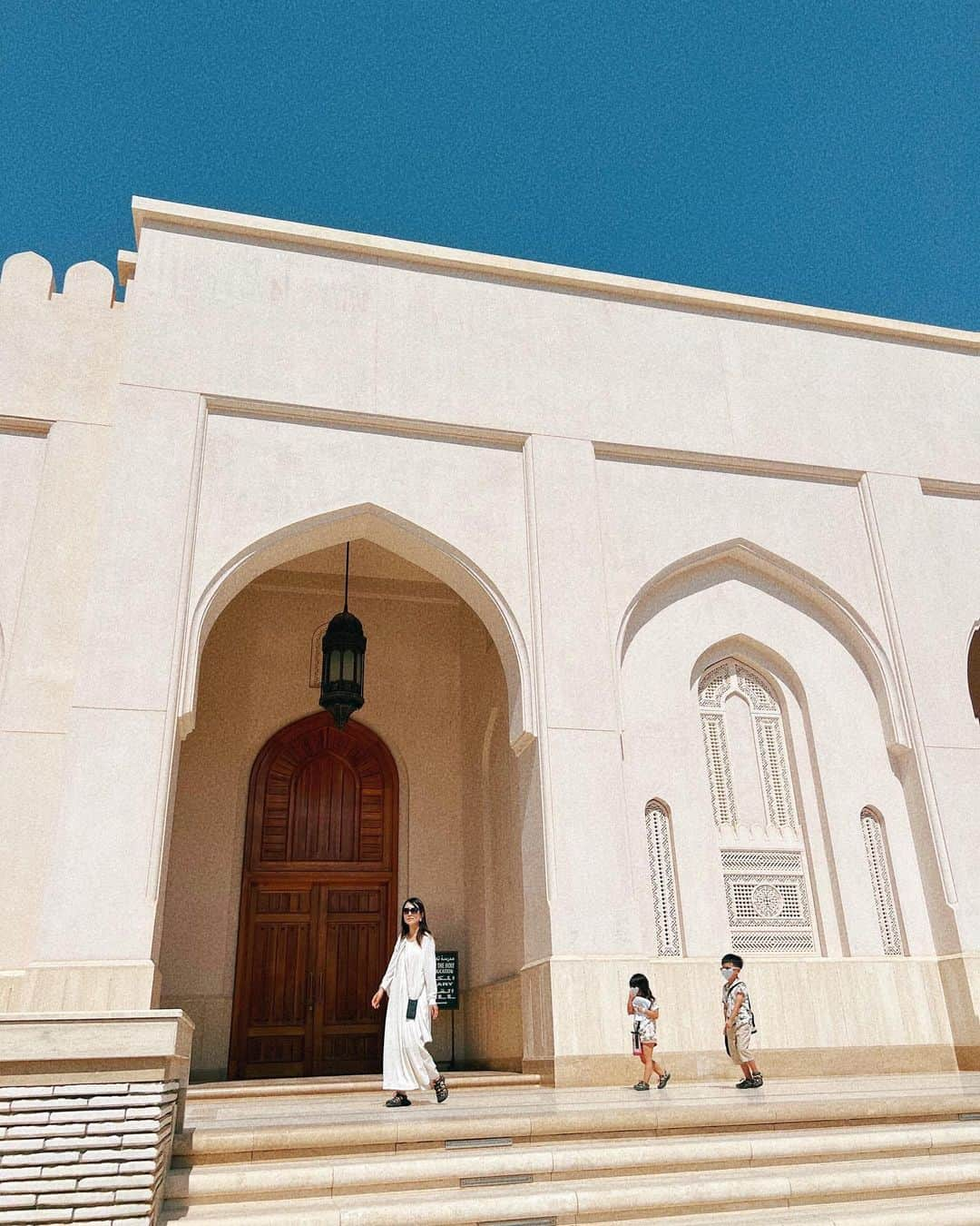 Remiさんのインスタグラム写真 - (RemiInstagram)「exotic Sultan Qaboos Mosque, Oman🕌 今回のスエズ・アフリカクルーズ唯一の中東上陸となったオマーン🇴🇲(ドバイのあるUAEのお隣の国) 古都サラーラでモスクを訪問。 暑さにやられて滞在時間は短めだったけど、美しいモスクとエキゾチックなアラブ世界を体感🕌 ちなみに1枚目で手にしているのはモヒート😎🍸(ノンアル)  そして今日クルーズから朗報が✨ 今回の中東情勢の影響で寄港地がいくつかキャンセルになったことを考慮して、今回のクルーズ料金の一部が次回のクルーズの料金に割り当てられることに！ 来年はドバイからMSC中東クルーズかな🛳 楽しみが増えました🤭  ------------ 📍#Salalah, #Oman🇴🇲  ⚓️ @msccruisesofficial  🛳  #mscsplendida  👨‍👩‍👧‍👦 @hh.channel2023  🗓 2023.10.28-11.23  世界一周日記はアメブロ& @hh.channel2023 にて🎬  #カブース王のモスク #オマーン #オマーン旅行  #中東クルーズ #クルーズ旅 #子連れクルーズ #子連れ旅行 #子連れ世界一周 #世界一周中 #世界一周旅行 #worldroundtrip #msccruises #cruiselife #familycruise #remi_world2023」11月19日 1時09分 - remi_912