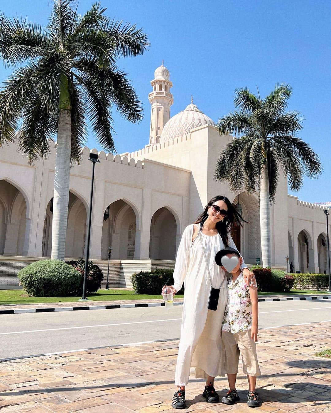 Remiのインスタグラム：「exotic Sultan Qaboos Mosque, Oman🕌 今回のスエズ・アフリカクルーズ唯一の中東上陸となったオマーン🇴🇲(ドバイのあるUAEのお隣の国) 古都サラーラでモスクを訪問。 暑さにやられて滞在時間は短めだったけど、美しいモスクとエキゾチックなアラブ世界を体感🕌 ちなみに1枚目で手にしているのはモヒート😎🍸(ノンアル)  そして今日クルーズから朗報が✨ 今回の中東情勢の影響で寄港地がいくつかキャンセルになったことを考慮して、今回のクルーズ料金の一部が次回のクルーズの料金に割り当てられることに！ 来年はドバイからMSC中東クルーズかな🛳 楽しみが増えました🤭  ------------ 📍#Salalah, #Oman🇴🇲  ⚓️ @msccruisesofficial  🛳  #mscsplendida  👨‍👩‍👧‍👦 @hh.channel2023  🗓 2023.10.28-11.23  世界一周日記はアメブロ& @hh.channel2023 にて🎬  #カブース王のモスク #オマーン #オマーン旅行  #中東クルーズ #クルーズ旅 #子連れクルーズ #子連れ旅行 #子連れ世界一周 #世界一周中 #世界一周旅行 #worldroundtrip #msccruises #cruiselife #familycruise #remi_world2023」