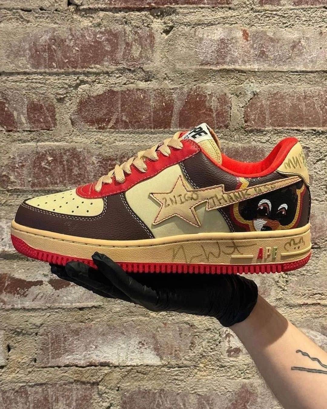 Nice Kicksさんのインスタグラム写真 - (Nice KicksInstagram)「Nigo’s personal pair of Kanye West-signed “College Dropout” BAPE STAs sold for $100,000 in @nigo’s “From Me to You” auction 😳」11月19日 1時11分 - nicekicks