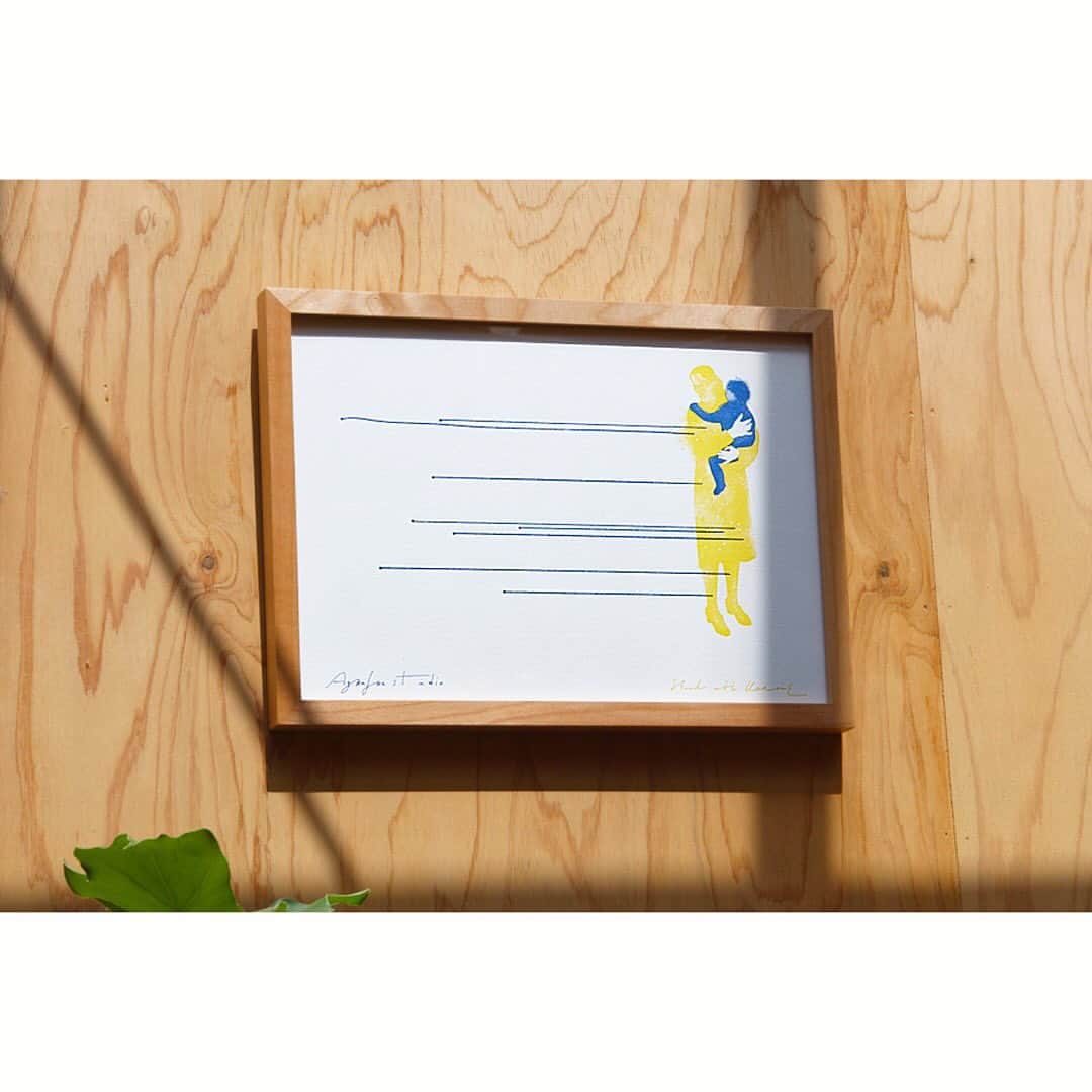 代官山 蔦屋書店　DAIKANYAMA T-SITEさんのインスタグラム写真 - (代官山 蔦屋書店　DAIKANYAMA T-SITEInstagram)「⁡ 【フェア】『世界を旅するわたしたち』 本で！足で！心で！ ⁡ 蔦屋書店2号館1階 建築・デザインフロア 2023年12月02日(土) - 12月22日(金) ⁡ 師走のデザインフロアでは、ウクライナの絵本ユニットAgrafkaのポスター/カードをチャリティ販売する㈱みにさん・田中優子事務所の活動に賛同して、フェアを開催致します。 Agrafkaの新刊『旅するわたしたち』を主軸に、万物の移動に関するフェアとなります。 ⁡ 本から、ご自身が行動する事で、あるいは厳しい状況にいる方達に心を寄せる事で、 新しい世界への一歩になればと思います。   2024年への羅針盤を見つけにいらしてください。   ⁡ 以下、田中優子さんからのメッセージになります。 ⁡ ———————————————— 昨年2月のロシアによるウクライナ侵攻は、世界中に衝撃を与えました。 そして2か月前からはイスラエルがパレスチナと戦闘状態にある、2023年。 コロナ後の世界が、こんなふうに動くとは誰も思いもしなかったことです。 一歩、また一歩、わたしたちは何万年も旅してきました。 歩く、移動する、旅する、冒険するーー動くことにより、あたらしい世界をひらいてきたのです。   このフェアでは、動かずにはいられない衝動、万物の行動原理を、美しく壮大なスケールで描いた絵本『旅するわたしたち on the move』を出版したウクライナの絵本作家、ロマナとアンドリー（ユニット名はAgrafka）の作品を軸に、この世界を旅するわたしたちのための選書をしました。 また、ふたりが描き下ろした絵を使ったポスターとポストカードセットをチャリティ商品として販売します。その売上の50％はBBCの「2022年の女性100人」に選ばれたヤナ・ ジンケビッチが2014年に設立した、ウクライナの救急救命士のボランティア 団体「Hospitallers」に寄付しますので、皆様からのご支援を頂けますよう切にお願い申し上げます。   株式会社みにさん・田中優子事務所　代表　田中優子 ————————————————     【プロフィール】 Agraphka (アグラフカ) ロマナ・ロマニーシン（写真右） アンドリー・レシヴ（写真左） 絵本作家、アーティスト。共に1984年⽣まれ。ウクライナのリヴィウを拠点に活動する。 リヴィウ国立美術大学を卒業。アートスタジオAgrafka 主宰。2011年、ブラチスラバ世界絵本原画展（BIB）で出版社賞を受賞。邦訳に『戦争が町にやってくる』（⾦原瑞人 訳／ブロンズ新社）、『うるさく、しずかに、ひそひそと ⾳がきこえてくる絵本』、『目で見てかんじて 世界がみえてくる絵本』（共に、広松由希子 訳／河出書房新社）がある。本書で、韓国の2021年ナミコンクール・グリーンアイランド賞と2021年ヨーロッパ・デザイン賞銀賞を受賞した。世界が注目する新進気鋭のユニット。   みにさん ㈱みにさん・田中優子事務所が運営するお店。ウクライナのAgrafkaの他、担当するエドワード・ゴーリーの輸入グッズ、日本の代理人であるショーン・タンのグッズ等を販売しています。 みにさんストア：https://minisanoyt.theshop.jp ショーン・タン公式：https://shauntan.jp/ ⁡ ⁡ ⁡ #GIVEANDGIVEN #agraphka #みにさん #代官山蔦屋書店 #代官山 #蔦屋書店 #daikanyamatsutaya #daikanyama #tsutaya」11月19日 12時00分 - daikanyama.tsutaya