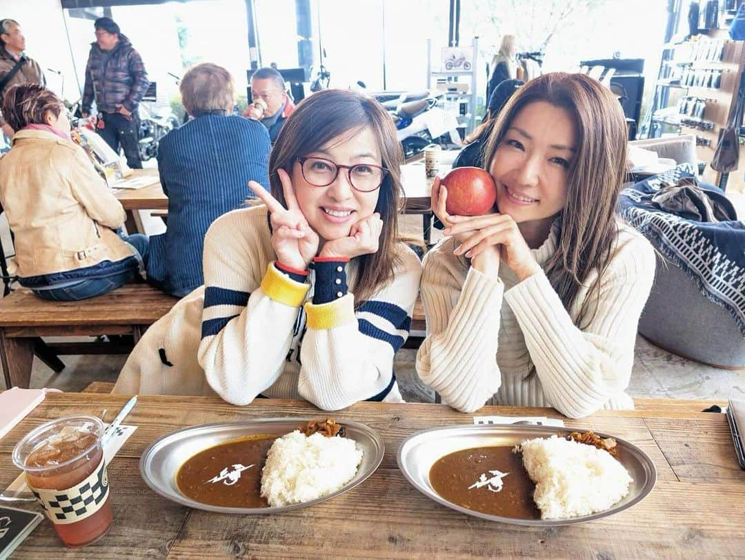 吉田由美さんのインスタグラム写真 - (吉田由美Instagram)「Ｗゆみゆみ　＆蠍カレー　  #アバルトデイ　#ABARTHDAY #遠近由美子　＃吉田由美　#アバルト　#ABARTH #バイカーズパラダイス #バイカーズパラダイス南箱根」11月19日 1時12分 - yumi__yoshida