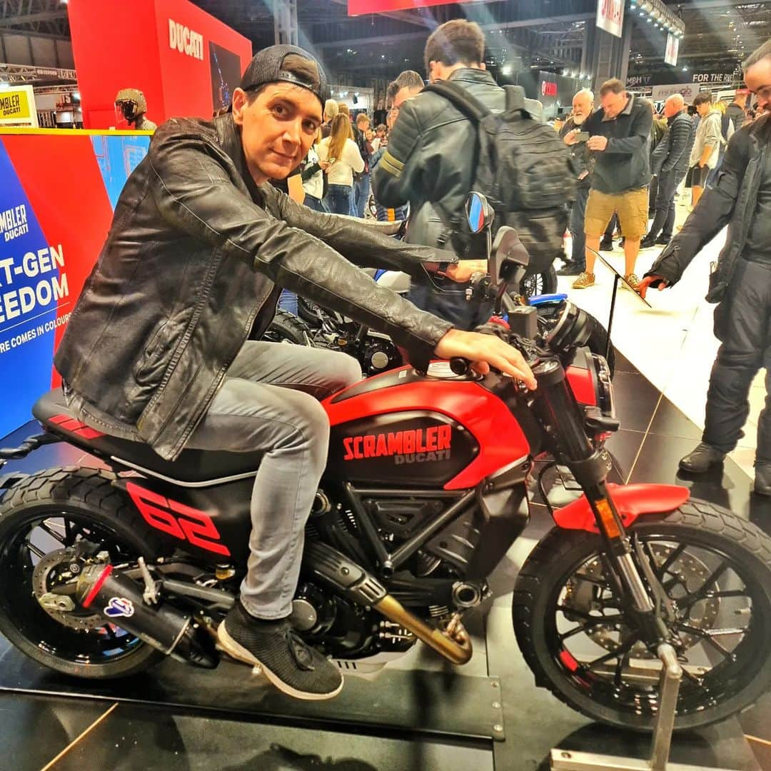 オリバー・フェルプスさんのインスタグラム写真 - (オリバー・フェルプスInstagram)「Soooo many beautiful bikes at @motorcyclelive 😍 #mvagusta #triumphmotorcycles #royalenfield #bmwmotorrad #ducati #indianmotorcycle」11月19日 1時16分 - oliver_phelps