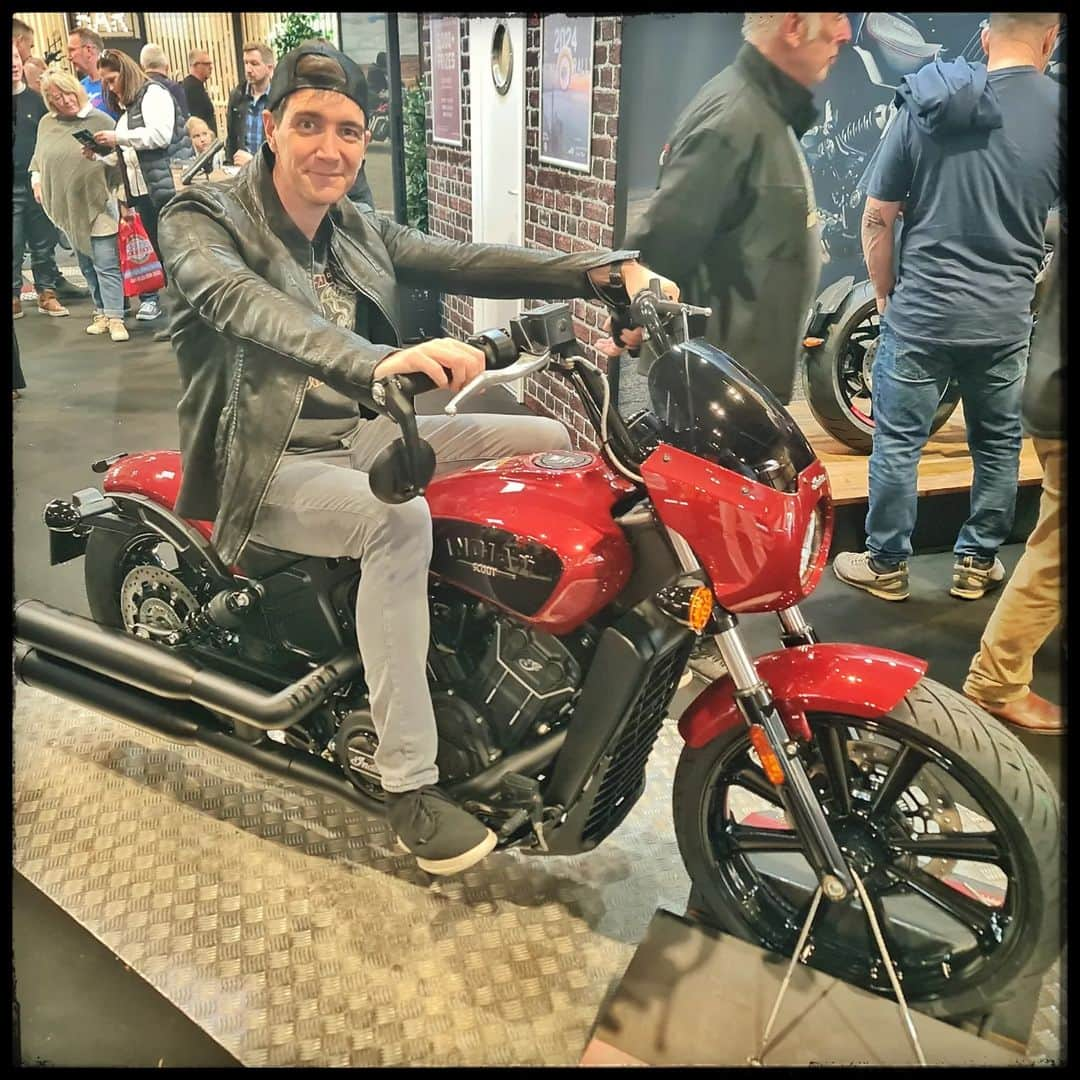 オリバー・フェルプスさんのインスタグラム写真 - (オリバー・フェルプスInstagram)「Soooo many beautiful bikes at @motorcyclelive 😍 #mvagusta #triumphmotorcycles #royalenfield #bmwmotorrad #ducati #indianmotorcycle」11月19日 1時16分 - oliver_phelps