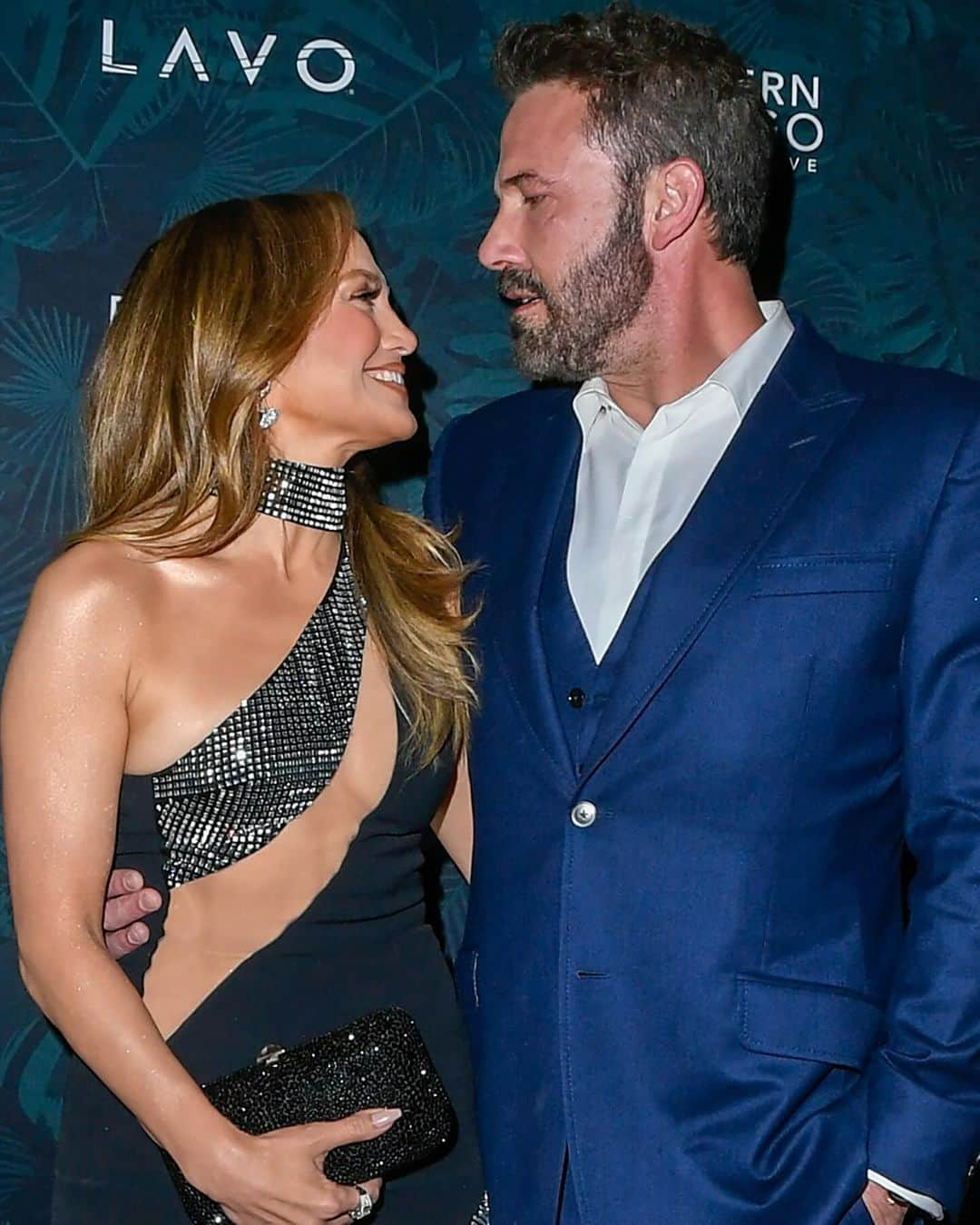 Just Jaredさんのインスタグラム写真 - (Just JaredInstagram)「Jennifer Lopez & Ben Affleck arrive in style for the 2023 Eastern Congo Initiative Poker and Blackjack Tournament in Las Vegas. #JenniferLopez #BenAffleck Photos: Getty」11月19日 1時17分 - justjared