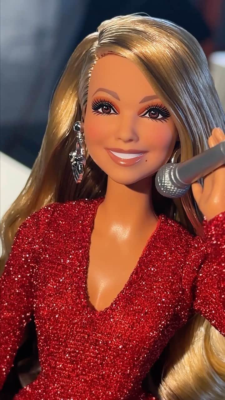 バービーのインスタグラム：「Behind the scenes with the Christmas Queen 🛷 Sneak a peek at our photoshoot with the @MariahCarey Barbie doll! #Barbie #BarbieStyle #MariahSZN」