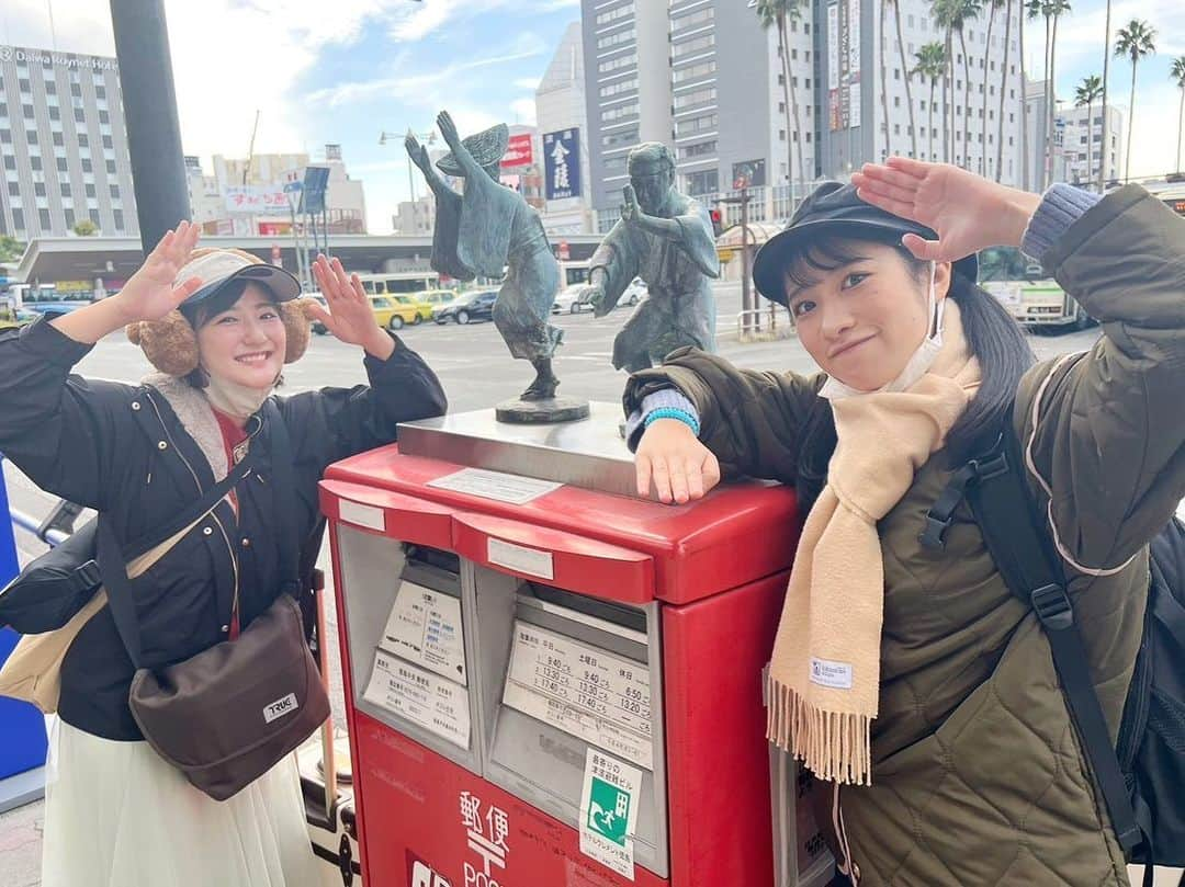 加藤一華のインスタグラム：「. 徳島まとめ！ぐるぐる🌊  ▶︎FMびざん「とくしま子育て課」 11月24日(金)10:00〜10:30放送📻 ▶︎鳴門市の泉市長に表敬訪問！ 絵本を寄付させていただきました📚 ▶︎BOAT RACE鳴門「なるちゃんホール」 なるちゃん！運命的なお名前すぎる🤦🏻‍♀️🍥 私はなるちゃん(キャラクター)顔マネ得意。笑 ▶︎LaQで作ったいちなるをいただいちゃいました！ 作：ハカセラベンダーさん( @laqhakase_lavender ) ▶︎「テレビ鳴門」さま  イベントを取材していただきました！📺 ▶︎「あわわ」さま @daily_awawa  web記事の取材をしていただきました！  〜special thanks〜 ▶︎FMびざんさま @bfm791  ▶︎平惣書店さま @hirasobook.store   関わってくださった皆さんみんな 優しくてあったかくて素敵だった…😌🕊 お手伝いで来てくださった学生の皆さんも 私たちのこと知ってくれていて嬉しかったなぁ✨ ありがとうございました！😭🌼  徳島出身の優華からいっぱい話は聞いてたけど 街ごと大好きになった！🥹🥹 やっぱり優華は徳島のスーパースターだった🙌 🌷@yuukaueno0205 🌷  いっぱいおすすめの店教えてもらったけど時間足りず 徳島ラーメンを次は絶対食べたいっっ！！！🍜笑  スタッフさんにおすすめしてもらった 「大野海苔」をお土産にしたんだけど これが美味しすぎて・・・！！！ おすすめですっっ🤣✨  #徳島 #徳島イベント #FMびざん #平惣書店 #なるちゃんホール #LaQ #阿波踊り  #ボンボンアカデミー #親子イベント」