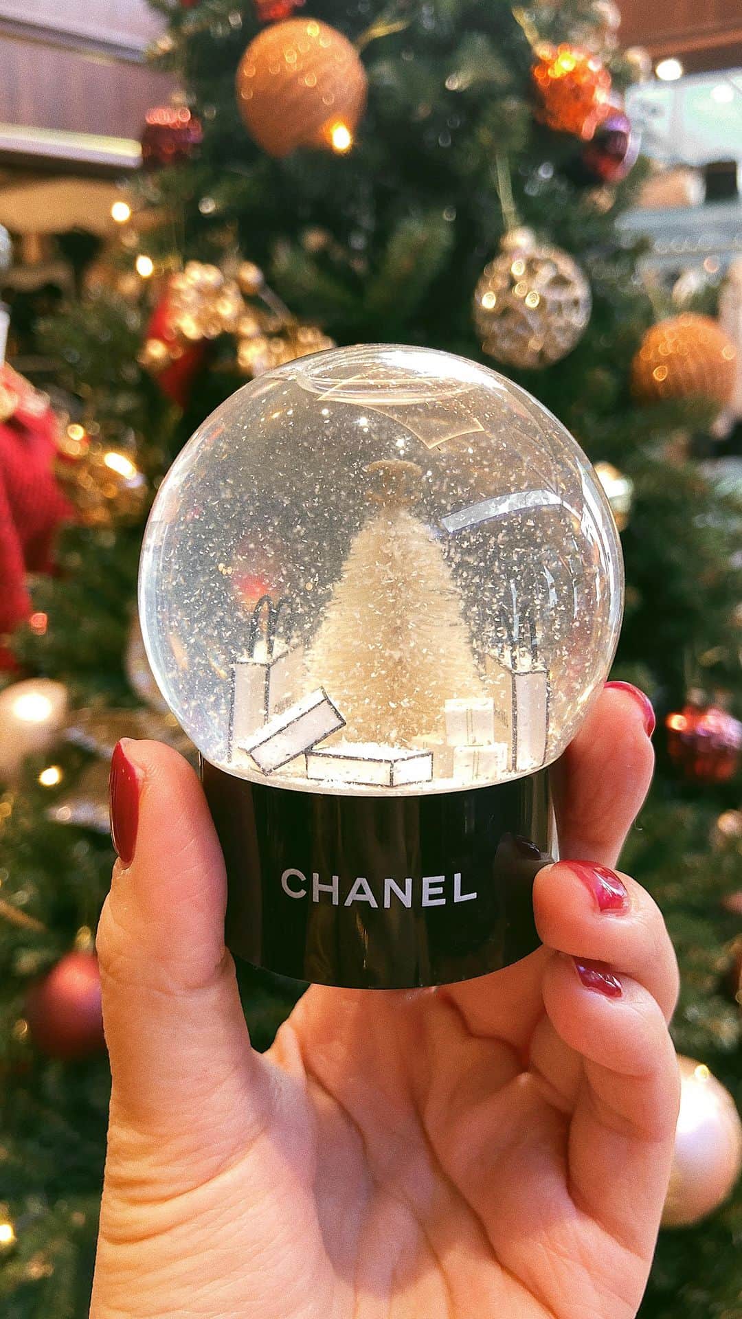 vintage Qooのインスタグラム：「Little Christmas is here #ChanelVintage snowdome❄️   ▼Customer service English/Chinese/Korean/Japanese *Please feel free to contact us! *商品が見つからない場合にはDMにてお問い合わせください   ▼International shipping via our online store. Link in bio.  #tokyovintageshop #오모테산도 #omotesando #aoyama #表参道 #명품빈티지 #빈티지패션 #도쿄빈티지샵  #ヴィンテージファッション #ヴィンテージショップ  #chanel #vintagechanel #chanelclassic #chanellover #빈티지샤넬 #샤넬  #シャネル #snowdome」
