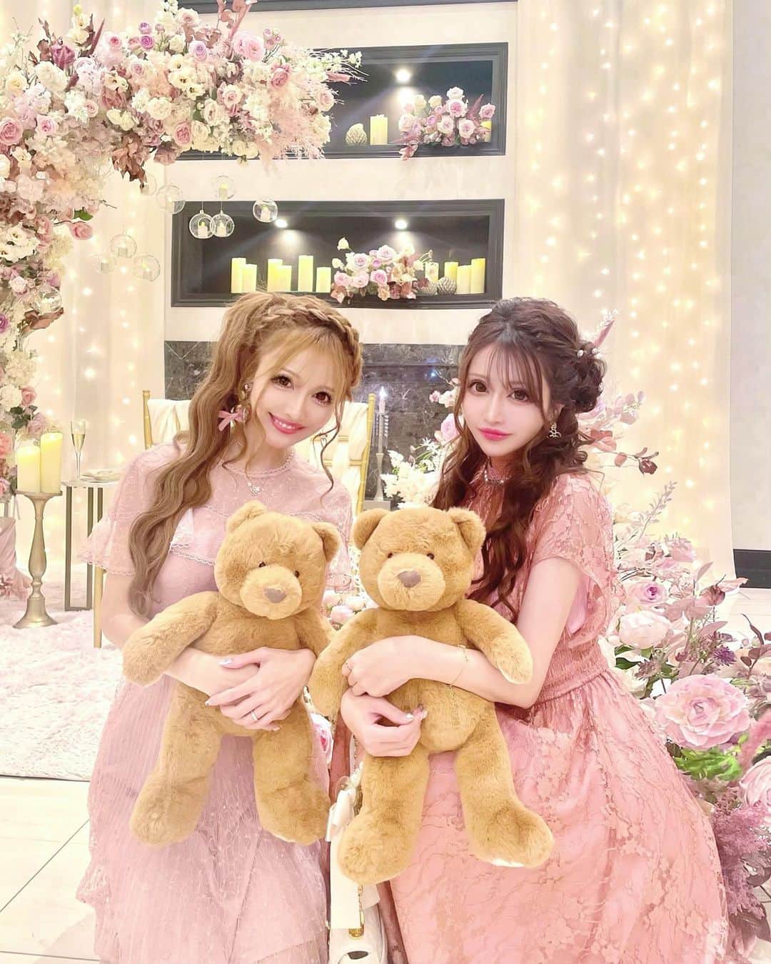 寿リリカのインスタグラム：「♡ 結婚式お呼ばれドレス💗💗 ピンクカラーにしたよん😍💓💓 ♡ りなちゃんもピンクでぴんくコンビうれちい😍😍💗💗 このフォトスポットも可愛すぎてお気に入りっ😘💖💖💖 ちか夫婦がお色直し中に代わりに座ってたくま夫婦をだっこちゃん🧸🧸 ♡ 👗 @dress_sugar  XSサイズもあるからサイズぴったりで着れるsugarのドレス💖デザインもお呼ばれドレスにぴったりだったよ〜👰‍♀️🎀💒 ♡ #お呼ばれドレス #参列ドレス #結婚式お呼ばれ #結婚式ドレス」