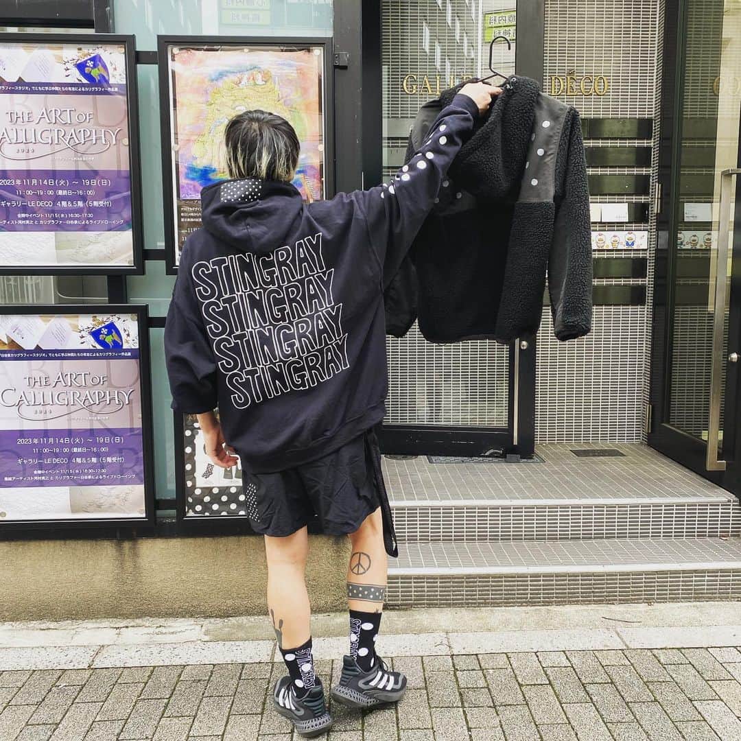 橋本塁さんのインスタグラム写真 - (橋本塁Instagram)「【渋谷サウシュー写真展 &STINGRAY最終日！】 ルデコ(渋谷区渋谷3-16-3高桑ビル地下一階)にて今年最後のgサウシュー写真展&STINGRAYショップ最終日17時まで！是非買い物がてらやライブの前に！STINGRAYの新作フーディー発売中！17時からの搬出ボランティアさんも大募集！  #サウシュー　#写真展　#STINGRAY #渋谷」11月19日 12時17分 - ruihashimoto