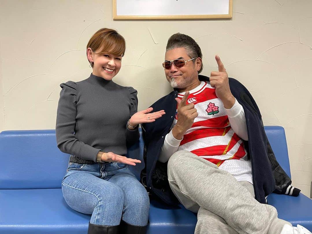 トムセン陽子さんのインスタグラム写真 - (トムセン陽子Instagram)「昨日はケイグラントさんの「低音レディオ」の人気コーナー「Night Flight Stream」に出演させていただきました✨🎧  いわゆるラジオドラマ的なもので、ケイさんと友達以上恋人未満の微妙な関係にあるお相手の女性役をやらせていただいたのだけど、  大先輩DJの、しかもあのベルベットボイスの、しかも、惚れそうになるほどお上手なナレーションの・・・ そんなケイさんの目の前で演じることのプレッシャーたるや！！なんですよ😭😭😭 もう、めちゃくちゃ緊張するし、自分の下手さにげんなりするし、もうパニックなわけですよ😭😭😭  でも、本当に刺激的で、すごく勉強になるし、低音スタッフのみなさんも、低音ファミリー（リスナーズ）のみなさんも、みんなみんな本当に優しくて、いつも温かく迎えてくださるので、涙・涙なんですよ😭😭😭  ケイさんに「トミーは”低音Sister”だから☺️」と言っていただいて、超嬉しかったです🙇‍♀️💕  私はまだまだすぎるんだけど、ケイさんの素晴らしいお声とナレーション、そしてそこに一丁前に絡む（笑）トミーのアップアップな演技、radikoのタイムフリーで1週間聴けますので、ぜひぃぃ❣️  「Hi, ケイ〜！また、会いましょうね。」 🫣💖(/ω＼*)  #感謝 #低音レディオ #bayfm #キュウオン #ラジオ #ラジオdj #radio」11月19日 12時12分 - yokothomsen