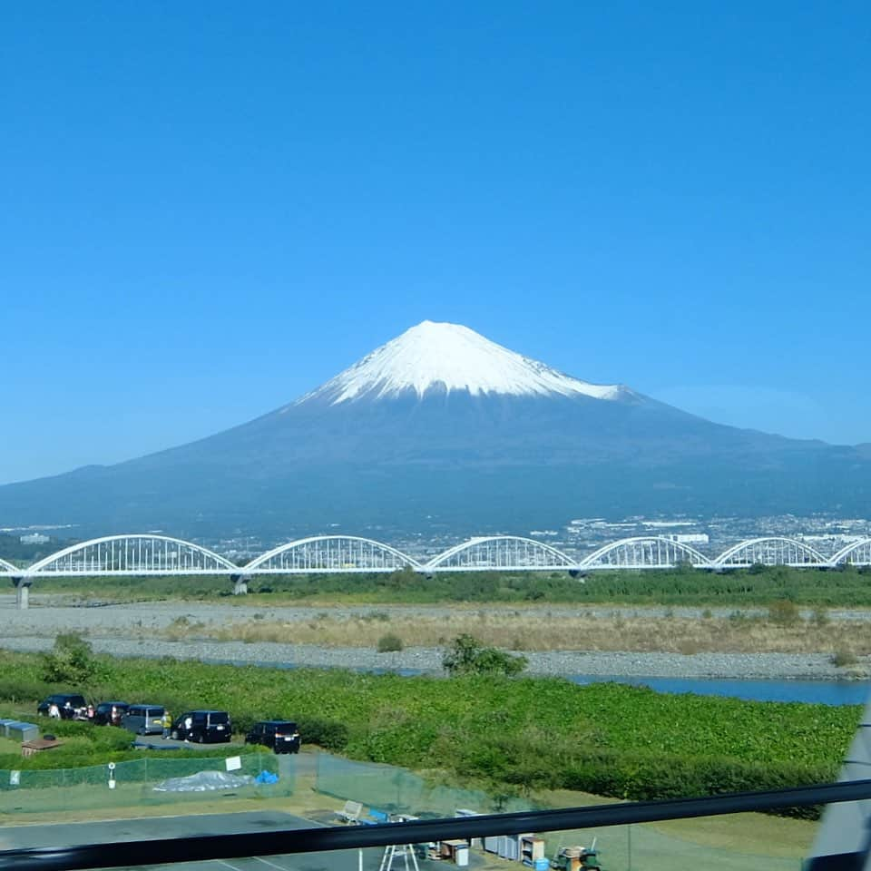 桂春雨さんのインスタグラム写真 - (桂春雨Instagram)「今日の富士山。新幹線の車窓から。雲ひとつない快晴で、見事に聳え立つ立派な富士山。眼福ですね。  #富士山 #快晴 #青空 #新幹線 #車窓 #fujisan #mtfuji #japan」11月19日 12時14分 - harusamek