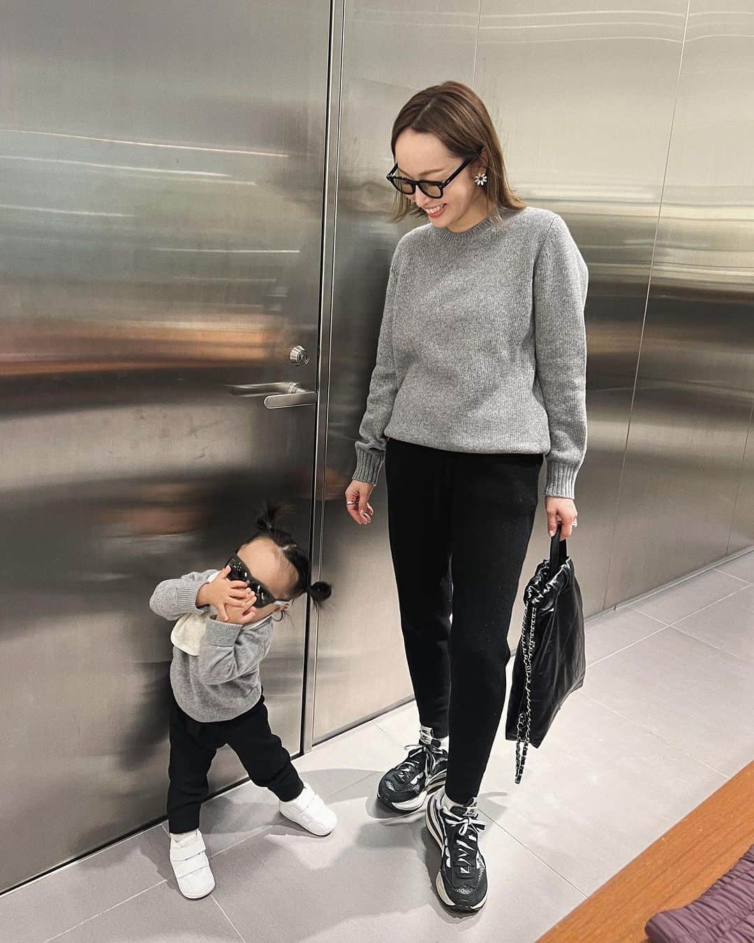 翁安芸さんのインスタグラム写真 - (翁安芸Instagram)「With my little one🐼🤍  夫の買い物にお付き合い。 エストネーションとルルレモンで冬物を🐻  次女と店内をお散歩しながら いつもと違う景色に興味津々の様子👀  この日はお揃いコーデをしました♡  #momanddaughter #matchymatchy #estnation #mylan #prada #chanel22 #zarakids #shoppingtime #長女はグランマとデート」11月19日 12時15分 - akinyc