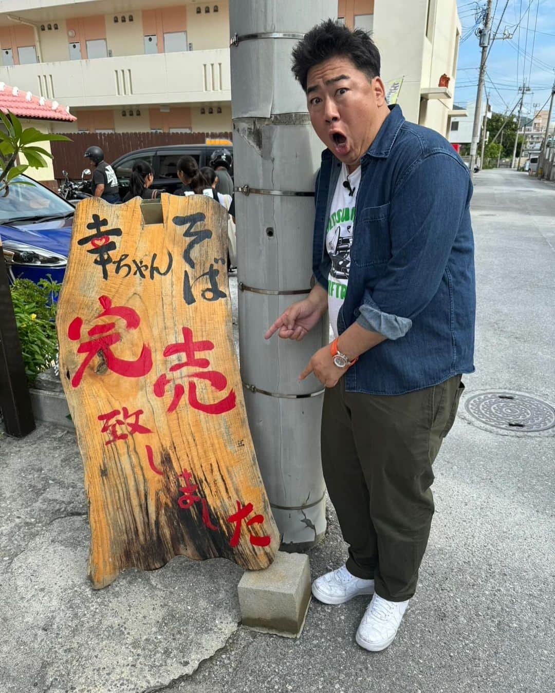 川原豪介さんのインスタグラム写真 - (川原豪介Instagram)「本日13時半からのテレQ【ブルーリバーの望むところだ】は日帰り沖縄ロケでーす。番組グッズを沖縄グッズと交換してもらいに行ってきましたー！見てくれたらうれシーサー‼️ぬんっ！ #ブルーリバーの望むところだ  #沖縄ロケ」11月19日 12時15分 - blueriver_kawa