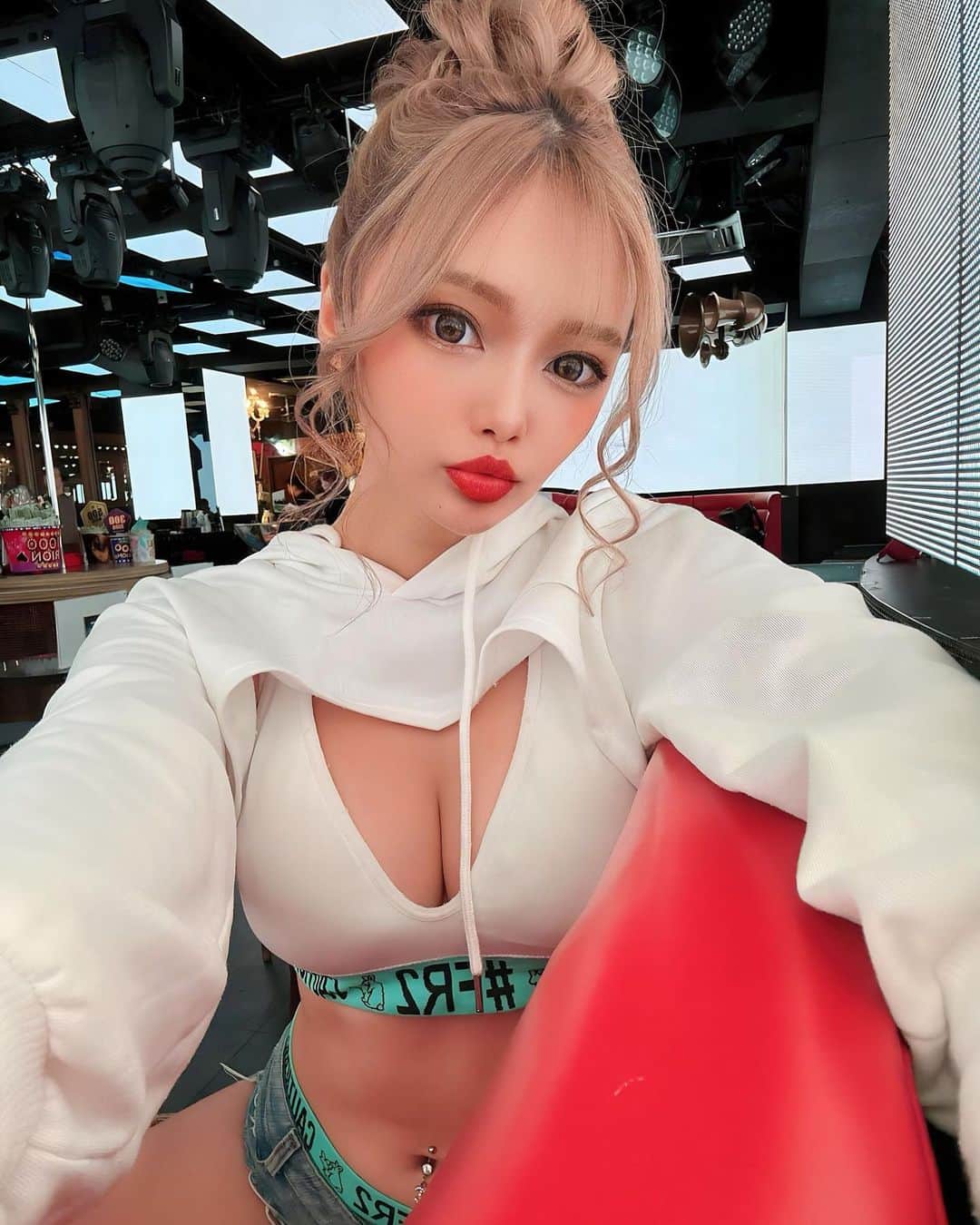 ゆうのインスタグラム：「. お団子✌️✌️✌️ . #バーレスク #バーレスク大阪 #バーレスク大阪ゆう #北新地 #ギャル #水着ギャル #ダンサー」