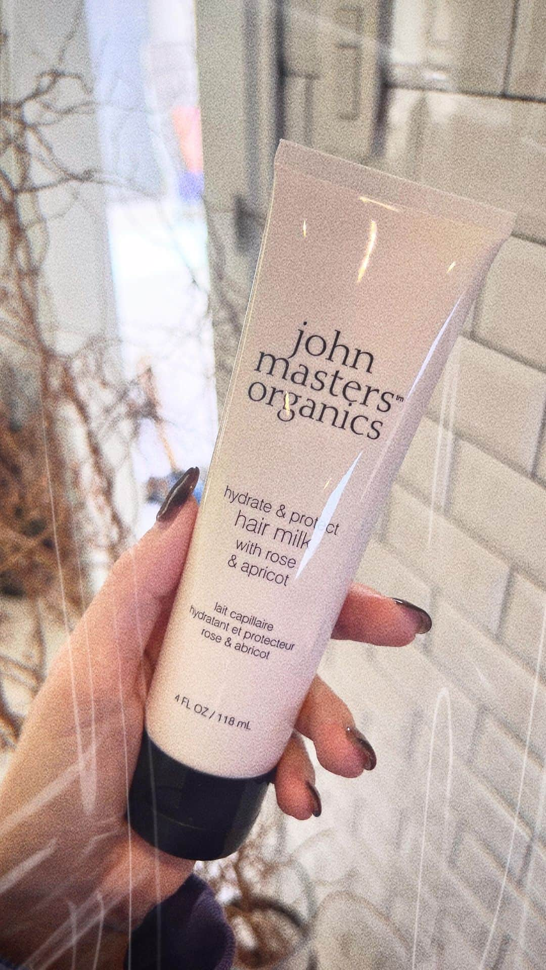 山本優希のインスタグラム：「john masters organicsさんから素敵なギフトが届きました💝 アウトバストリートメント　"R&AヘアミルクN" 洗い流さないトリートメントだよ✨ 軽い付け心地と、爽やかなローズの香りがクセになります🌹 ギフトとしても良さそう♡ 娘もとてもお気に入り✨ ありがとうございます💝  #johnmastersorganics  #ジョンマスターオーガニック #ライフイズギフト #RandAヘアミルクn #pr #洗い流さないトリートメント#トリートメント#ロングヘアー#冬のごほうび」