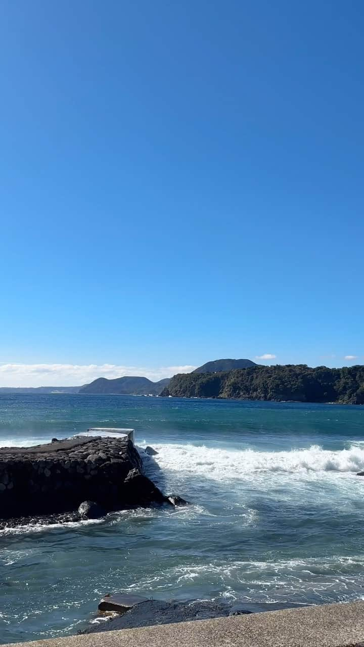 稲取銀水荘のインスタグラム：「当荘の目の前は海🐚 今日は天気が良く青空が広がっていますが、風が強いので波も大きいです🌊 障壁にぶつかってはじける波… 青空のグラデーションとともにお楽しみください♪  #稲取 #海 #波 #東伊豆 #稲取銀水荘」