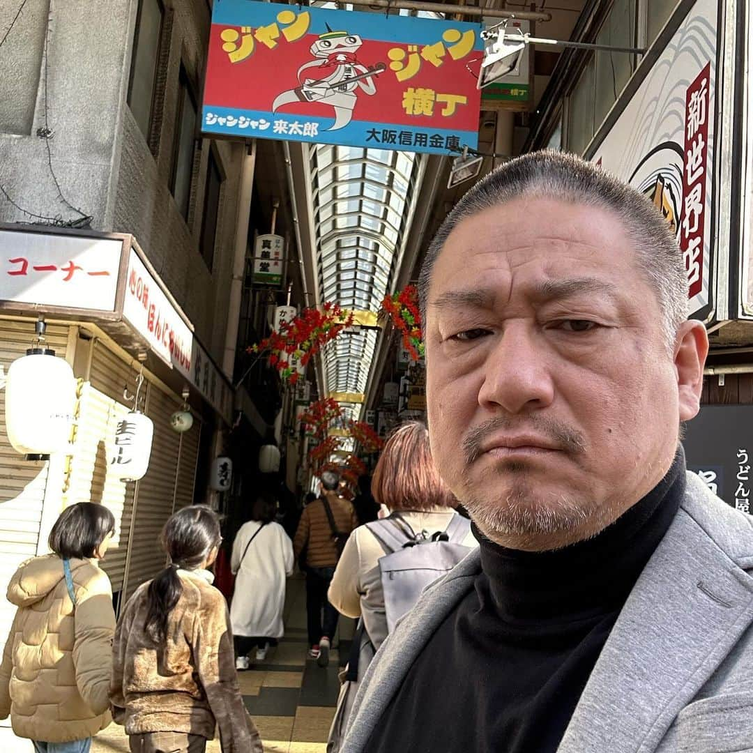 高木三四郎のインスタグラム：「日本にいながらアジアの雰囲気を楽しめる街 新世界！久々に来たけど外国の方も増えていて、更に日本じゃない街になっていた！値段もビール150円とか串カツ100円の店もあったりで収支がどうなってるか不明のお店が多いです！今回は泊まりで訪れただけだけど、ゆっくり来てみたい街の一つです！ #新世界 #大阪 #通天閣 #串カツ」