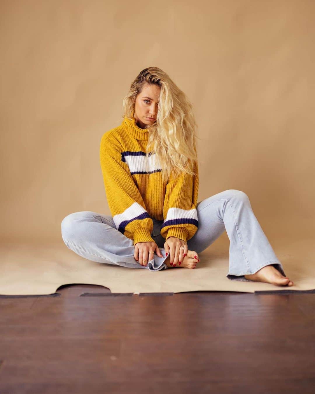 Sydney A Malerのインスタグラム：「For all the ppl not doing shit on a Saturday night lol ❤️ u rock! Here’s some pictures of me in a sweater 😂」