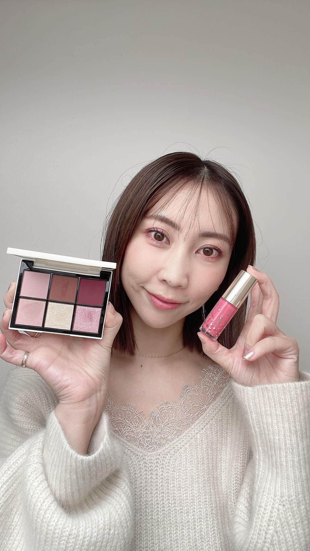 近野莉菜のインスタグラム：「@snidelbeauty のホリデーコレクションを使って、メイクしてみたよ🥰✨  今回使用したのは、 ◼️SNIDEL アイデザイナー EX08 Time to Sparkle  ◼️SNIDEL ピュア リップ スフレ EX01 Poping Candy  アイデザイナーキラキラで可愛すぎるし、 唇はスフレでふんわり☺️☁️  クリスマスを想像するだけでワクワクする〜🥰💭💞  #SNIDELBEAUTY #スナイデルビューティ #SNIDEL #スナイデル #CleanBeauty #クリーンビューティ #美人はみんな持っている #アイデザイナー #ピュアリップスフレ #ホリデーコレクション #限定 #新発売 #冬コスメ @snidelbeauty」