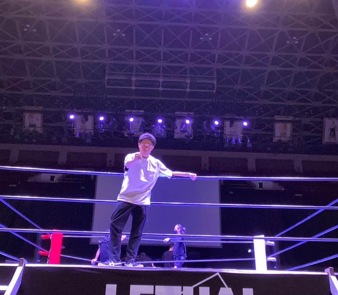 鮫島一六三のインスタグラム：「あまり物を持ちたくない主義です。  無地の白Tシャツか 無地のパーカー、トレーナーで過ごしてます。  洗濯してガンガン乾燥かけれるものがいいです。  オシャレより 清潔にしとくのがいいと思ってます。  で、決してダサくもないと思ってます。  シンプルでいいです。  モノはあまり持ちたくないです。」