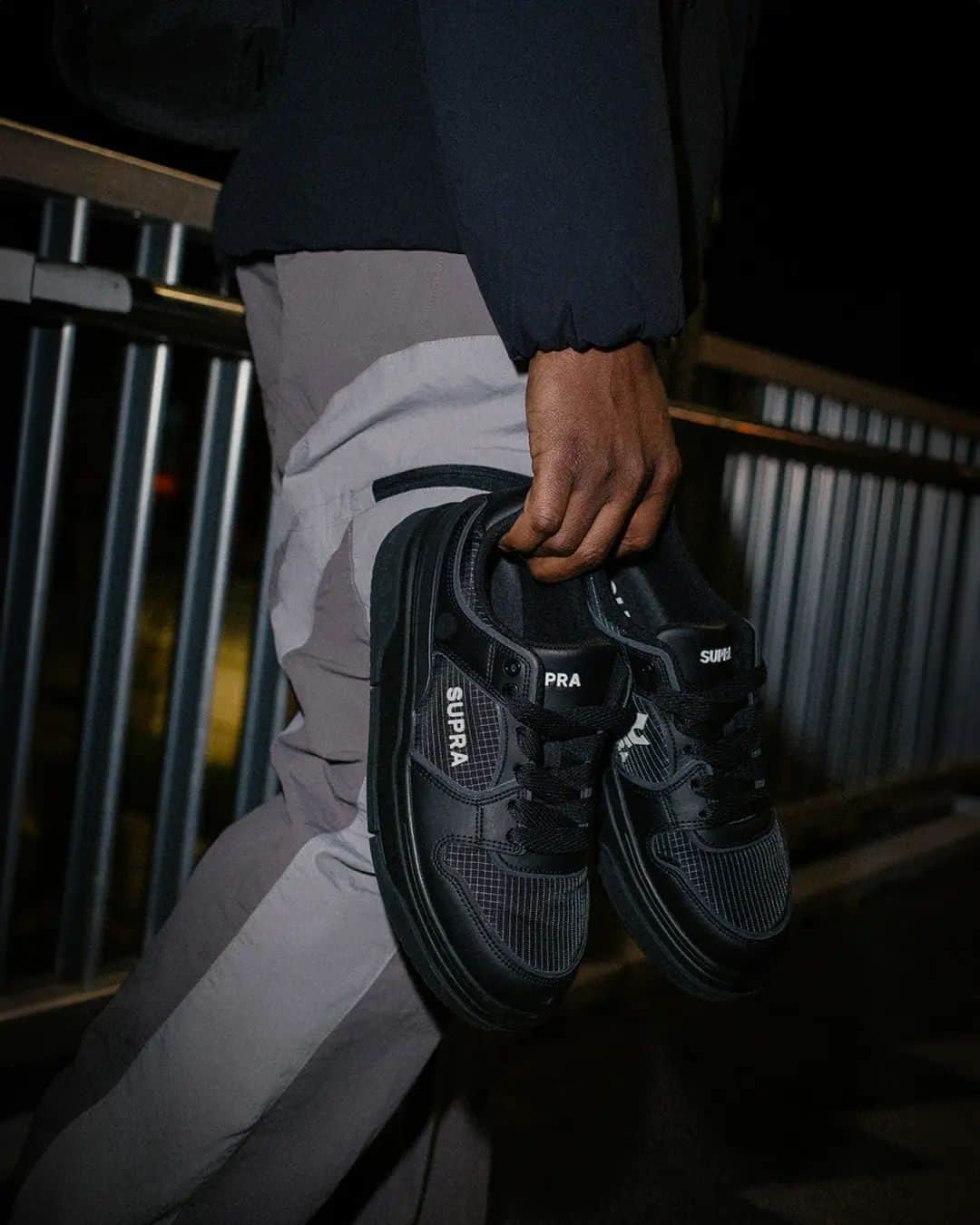 スープラのインスタグラム：「All-black Vaider X Outdoor Shoes to complete the Urban Outdoor Lifestyle. Discover the winter Gorpcore style via the link in bio.」
