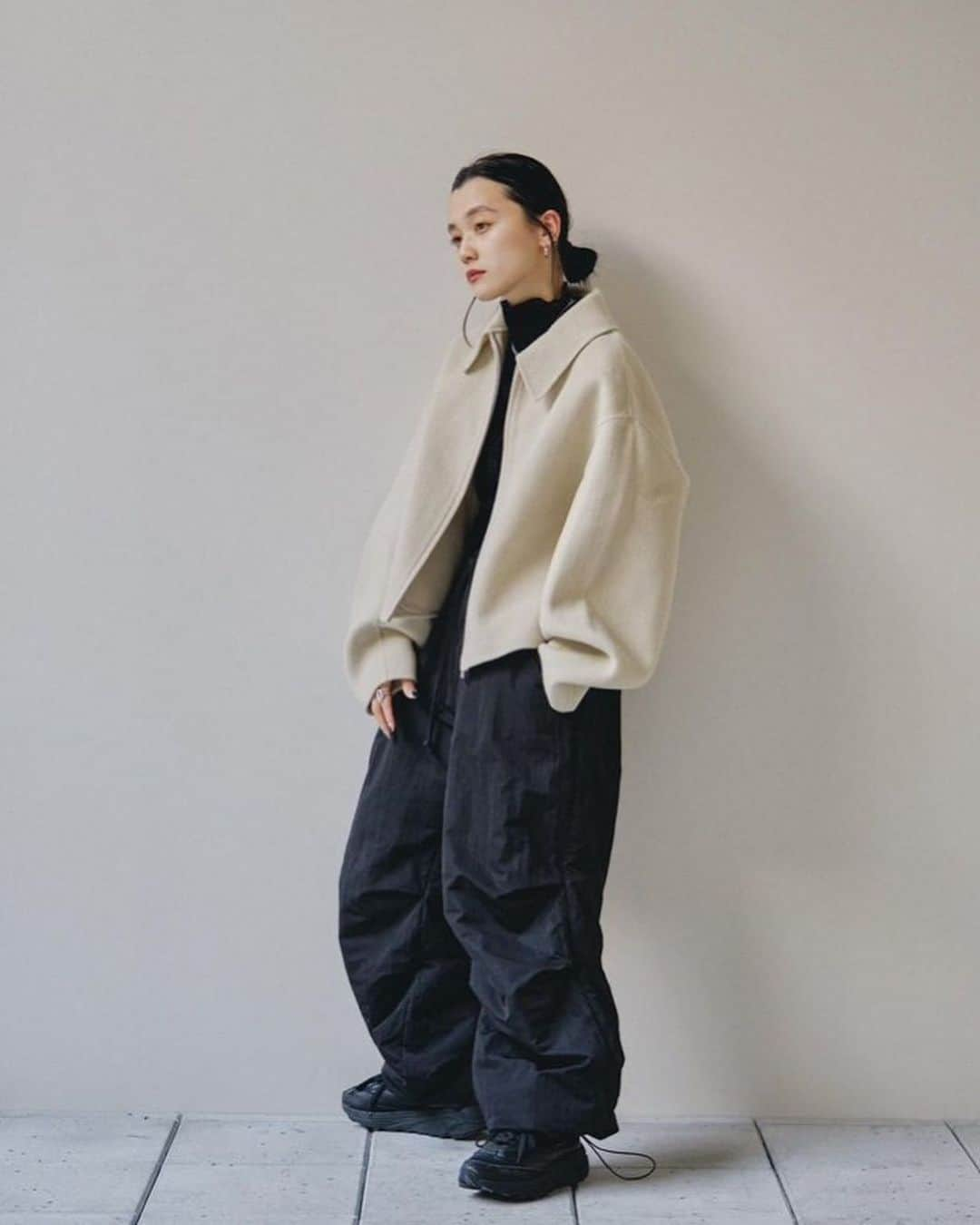 lifes_officialさんのインスタグラム写真 - (lifes_officialInstagram)「11.17（ fri ）in stock  Warm Drawstring Pants （ ecru / black ）  程よいつや感と、なめらかな肌触りが特徴の生地を使用したパンツ。中綿入りでふんわりとした膨らみが心地よく、ルーズなサイズ感です。膝下のタックや裾のドロスト仕様がメリハリのある印象に。シーズンムードたっぷりなデザインは冬のスタイリングにぴったりです。  #lifes #todayful」11月19日 11時08分 - todayful_