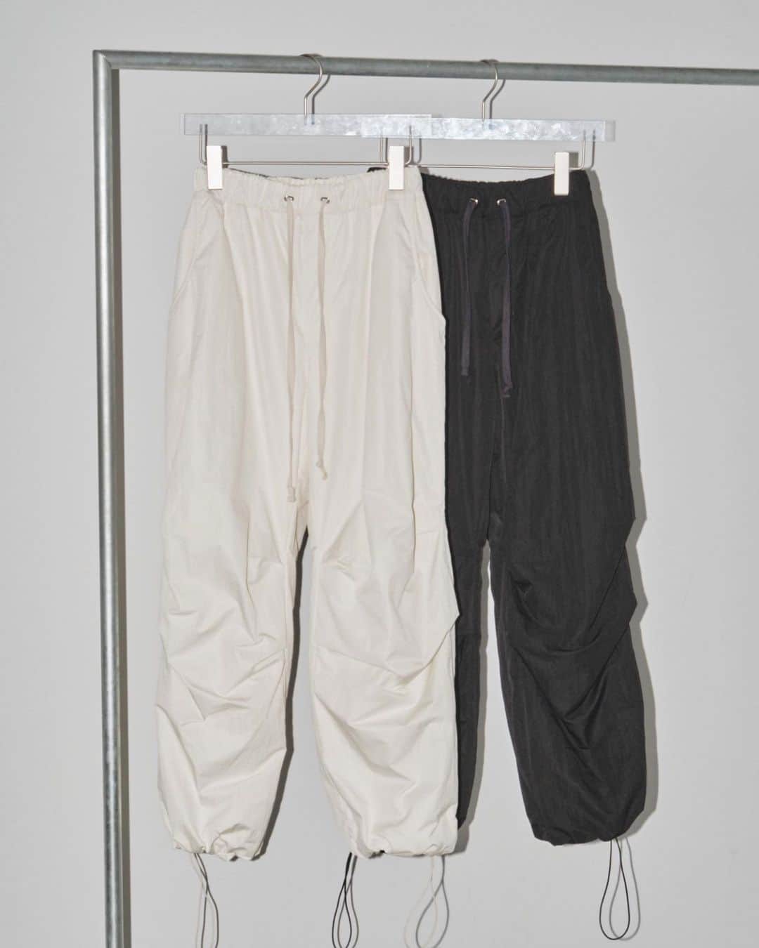lifes_officialのインスタグラム：「11.17（ fri ）in stock  Warm Drawstring Pants （ ecru / black ）  程よいつや感と、なめらかな肌触りが特徴の生地を使用したパンツ。中綿入りでふんわりとした膨らみが心地よく、ルーズなサイズ感です。膝下のタックや裾のドロスト仕様がメリハリのある印象に。シーズンムードたっぷりなデザインは冬のスタイリングにぴったりです。  #lifes #todayful」