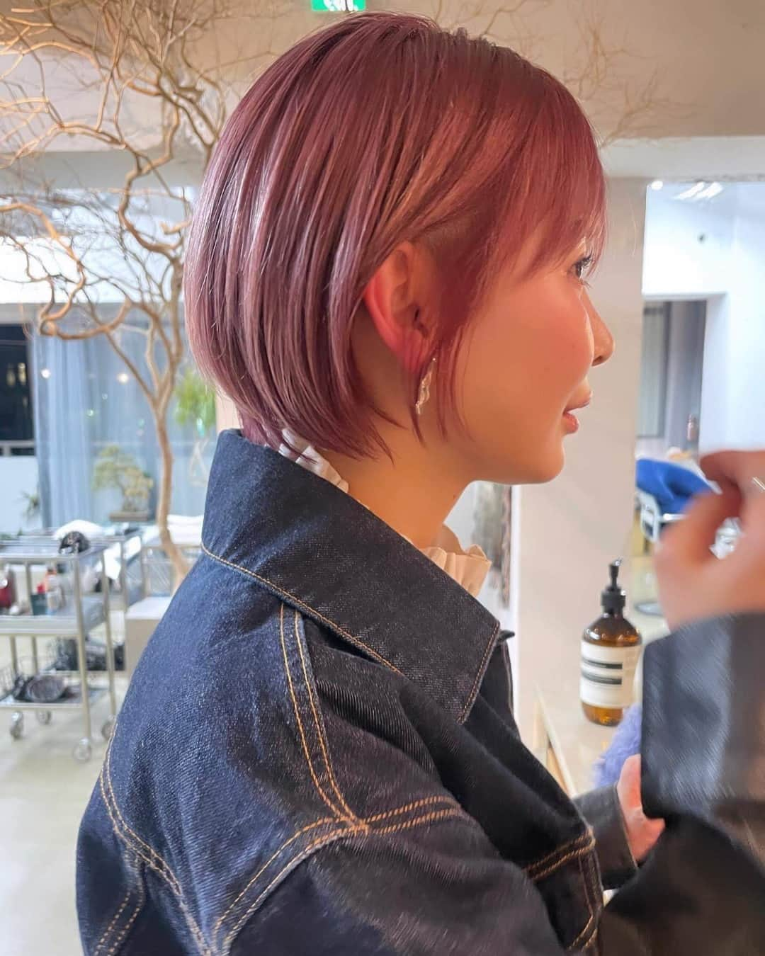 Wella Professionals Japanさんのインスタグラム写真 - (Wella Professionals JapanInstagram)「秋の光色に映えるピンクはいかが？  WELLA Passionistas KONの清原 崇弘さん（@kon__kiyo)がイルミナカラーのSUNSETとSUNLIGHTのアレンジで光の加減でうっすら青みを感じる技ありのピンクカラーを投稿してくださいましたので、ご紹介します🙌  ★☆★☆★☆★☆★☆★☆★☆★☆★☆★☆★☆  青みピンク💘  【recipe】 12SUNSET : CRYSTAL : 12TWILIGHT = 1 : 4 : 1 （2剤：4.5%）  ★☆★☆★☆★☆★☆★☆★☆★☆★☆★☆★☆  【投稿大募集中】 WELLAの薬剤を使用して作った投稿をお待ちしています。 投稿内に@wellapro_japanのメンションと使用された薬剤とレシピをご記入ください。 素敵な投稿をしていただいた方にはこちらからご連絡をさせていただき、公式アカウントにてご紹介させていただきます 🙌 たくさんの投稿お待ちしています。 （薬剤をアレンジされる場合は同一ブランドのみでお願いいたします）  #ウエラ #イルミナカラー #イルミナカラートワイライト #イルミナカラーサンセット  #ピンクカラー #ヘアカラー #ヘアスタイル #カラー #サロンカラー #デザインカラー  #美容師 #美容室 #美容院 #ヘアサロン　 #髪色変えたい #ヘアカラー好きとつながりたい #イメージチェンジ #イメチェン #hair #haircolor #hairstyle」11月19日 11時00分 - wellapro_japan