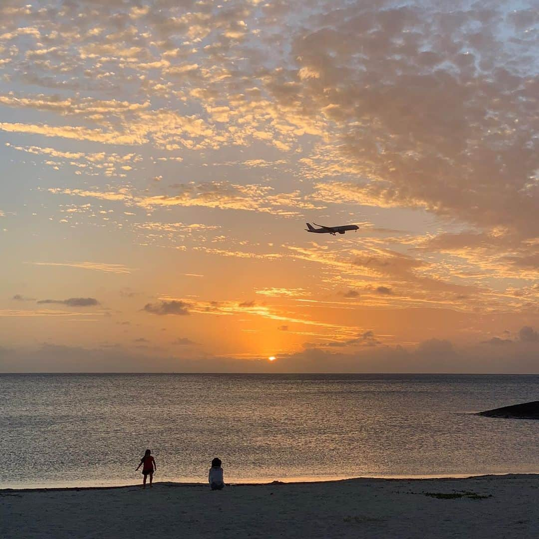 majunのインスタグラム：「@majunokinawa  秋曇広がる西の空 冬の足音も聞こえてきました。  日中の寒暖差が気になる季節は 長袖かりゆしが一枚あるとコーディネートの幅がぐんと広がります。  #majun #majunokinawa #majunokinawaladies #マジュン #かりゆし #かりゆしウェア #かりゆしシャツ #オフィスカジュアルコーデ #お仕事服 #ビジネスカジュアル #秋冬ファッション #秋冬コーデ #秋服コーデ #秋服欲しい #秋コーデ #秋コーディネート #秋ファッション #冬コーディネート #冬服新作 #冬物 #機能性 #機能素材 #ファッション通販 #ファッション通販サイト #デイリーファッション #ネットショッピング大好き #着回しアイテム #毎日コーデ #着まわしアイテム #おしゃれ好きと繋がりたい」