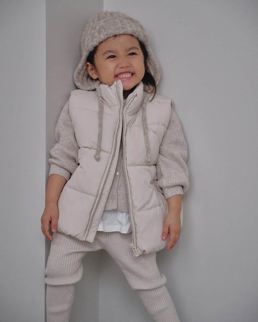 lifes_officialさんのインスタグラム写真 - (lifes_officialInstagram)「11.17（ fri ）in stock  Flight Knit Cap (KIDS) （ natural / choco ）  大人と同じ仕様のフライトニットキャップ。杢調の色味がかわいく肌触りの良いウール糸を使用して編まれた編み地が魅力。イヤーフラップをおろして被るのはもちろん、トップで結んで被るのもおすすめです。  #lifes #todayful」11月19日 11時00分 - todayful_