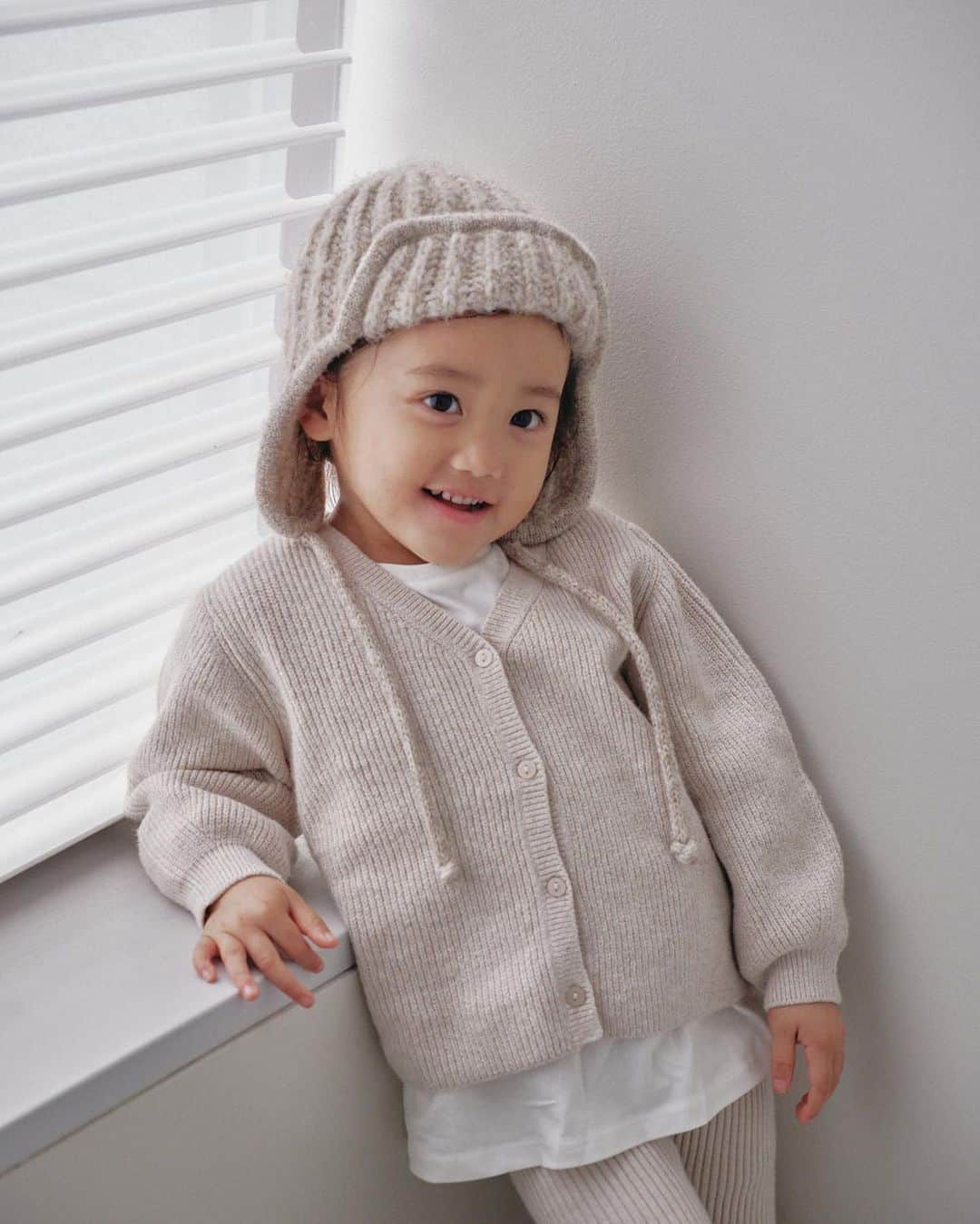 lifes_officialさんのインスタグラム写真 - (lifes_officialInstagram)「11.17（ fri ）in stock  Flight Knit Cap (KIDS) （ natural / choco ）  大人と同じ仕様のフライトニットキャップ。杢調の色味がかわいく肌触りの良いウール糸を使用して編まれた編み地が魅力。イヤーフラップをおろして被るのはもちろん、トップで結んで被るのもおすすめです。  #lifes #todayful」11月19日 11時00分 - todayful_