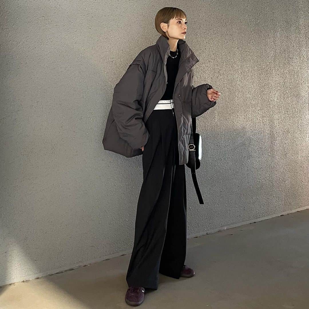 MATSUIRIHOのインスタグラム：「150cm 今日のリアルコーデだ！😀  寒いのは苦手すぎるので、 とりあえず厚着しとく🦭 ダウンの袖外せるのは便利◎  outer： @hellam_official  pants： @beautyandyouth_official  inner： @uniqlo_jp  sneaker： @adidasoriginals  bag： @jilsander   #150cmコーデ #低身長コーデ #今日の服 #ootd #hellam #ヘラム #beautyandyouth #ビューティーアンドユース #jilsandar #adidas #uniqlo #ユニクロ #スニーカーコーデ #大人カジュアル #大人ファッション #ダウンジャケット #冬コーデ #冬アウター #カジュアルコーデ #足元コーデ」