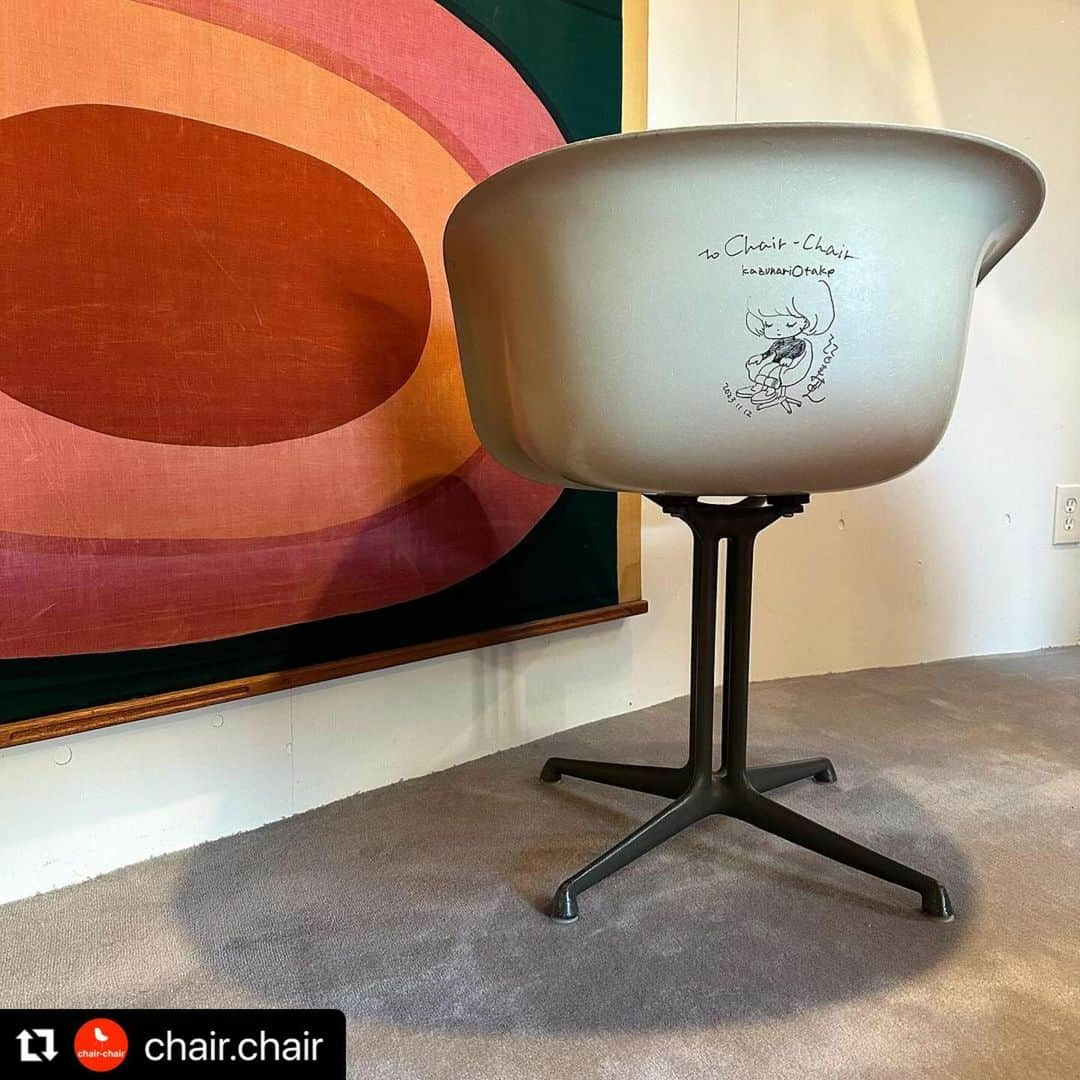 江口寿史さんのインスタグラム写真 - (江口寿史Instagram)「#Repost @chair.chair with @use.repost ・・・ イス屋の宝物  とある流れで 漫画家・イラストレーターの江口寿史さんにサインを頂く機会が！ マイコレクションのラフォンダに、イスにちょこんと座ったレコードちゃんが可愛い過ぎます😍  少しのお時間でしたが雑談もさせて頂き楽しかったです。 @egutihisasi さん ありがとうございました！  #江口寿史 #eames #hermanmiller #vintage #midcentury #marimekko #chairchair #家具屋 #イス屋 #イームズ  #ミッドセンチュリー #ヴィンテージ #ハーマンミラー #マリメッコ」11月19日 11時04分 - egutihisasi