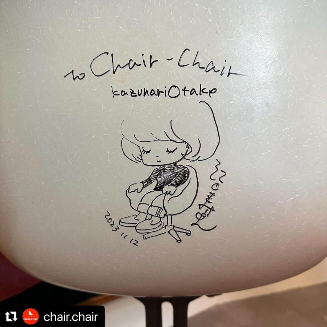 江口寿史さんのインスタグラム写真 - (江口寿史Instagram)「#Repost @chair.chair with @use.repost ・・・ イス屋の宝物  とある流れで 漫画家・イラストレーターの江口寿史さんにサインを頂く機会が！ マイコレクションのラフォンダに、イスにちょこんと座ったレコードちゃんが可愛い過ぎます😍  少しのお時間でしたが雑談もさせて頂き楽しかったです。 @egutihisasi さん ありがとうございました！  #江口寿史 #eames #hermanmiller #vintage #midcentury #marimekko #chairchair #家具屋 #イス屋 #イームズ  #ミッドセンチュリー #ヴィンテージ #ハーマンミラー #マリメッコ」11月19日 11時04分 - egutihisasi
