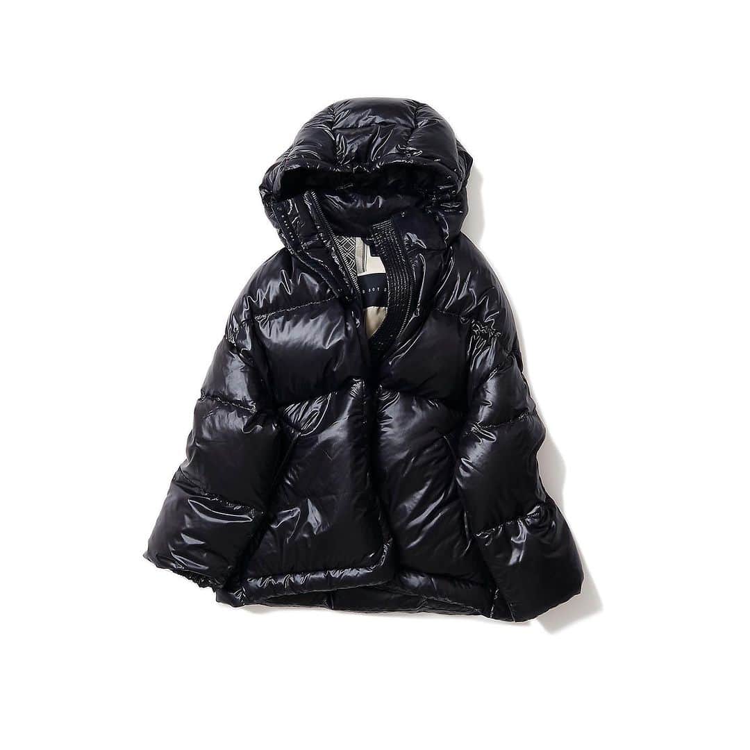 のインスタグラム：「. ♦️ 再入荷 ♦️ ・ ◆D DOT DUE ディー ドット ドゥエ／PISA35ダウンジャケット(nero) ・ D DOT DUE は、2021-22年秋冬シーズンよりスタート。ダウンの経験を積んだスペシャリストたちが手がける、イタリア発のリサイクルダウンウェアブラン ドです。こちらは、立体感のある丸みを帯びたオーバーシルエットが特徴のモデル、PISA 35。広がりのある袖口と短めの着丈とのバランスが絶妙なシルエット。 GRS(Global RecycledStandard)認証を得たリサイクルダウンの再生利用と、リサイクルの合繊素材で仕立てたサスティナブルなダウンジャケットです。首元をしっかりと包み込み、袖口も二重構造になっている為、風の侵入を防ぎ、防風性と防寒性に優れ、寒い冬の様々なシーンに活躍できる一着です。 ・ #kkcloset #kkshop #菊池京子 #kyokokikuchi #コーディネート #コーデ #coordinate #code #ootd #outfit #kotd #カジュアル #happy #italy #再入荷　#ダウン　#down #piumino #black #outer #アウター」